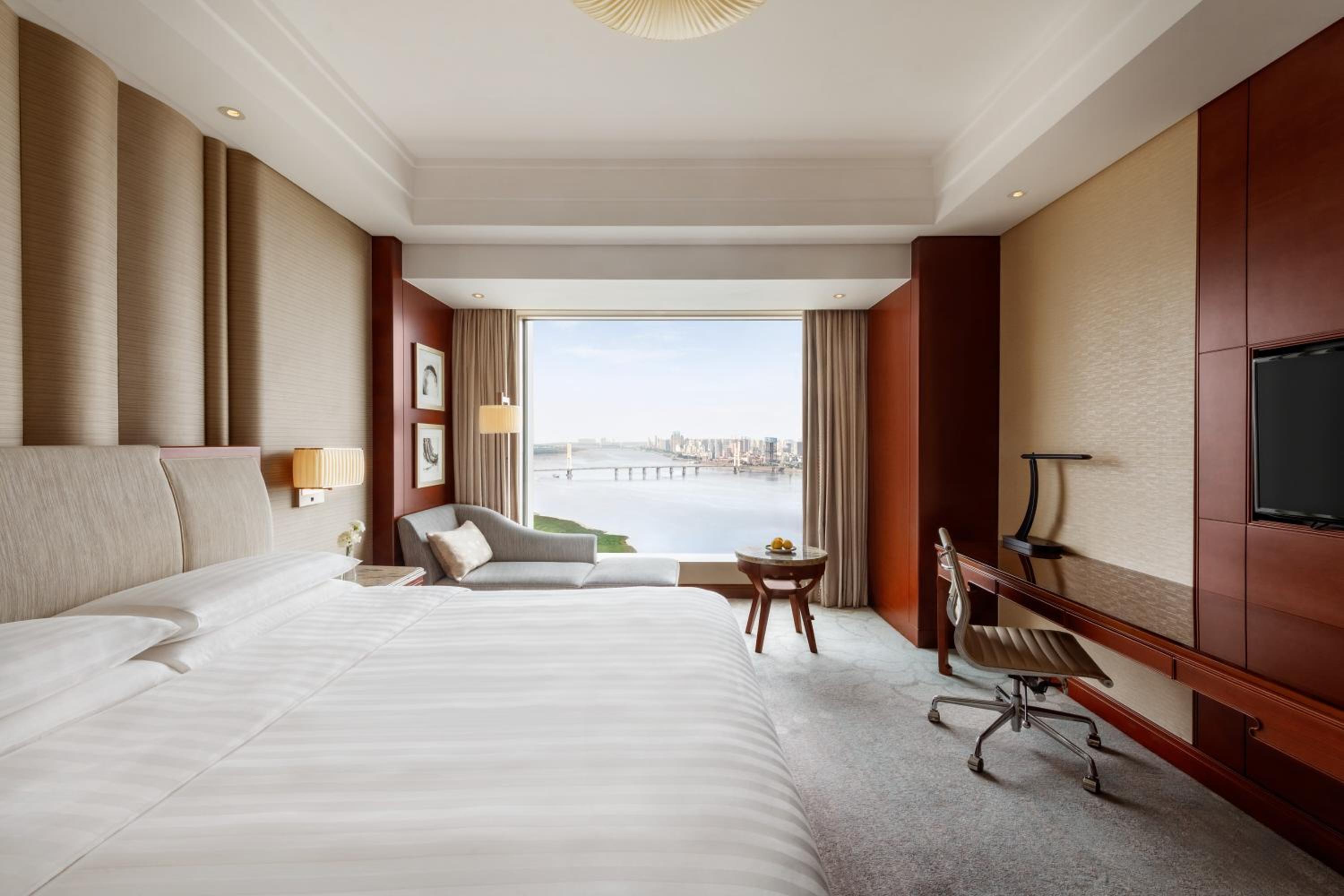 Deluxe River View King Rooms(RMB 220 net F&B Dining Credit,The Credit is applicable on all FB places expect Banquet） photo 3