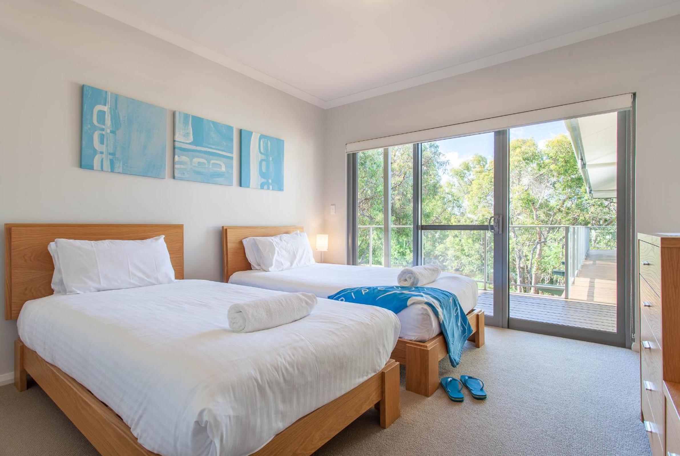 Five-Bedroom House photo 1
