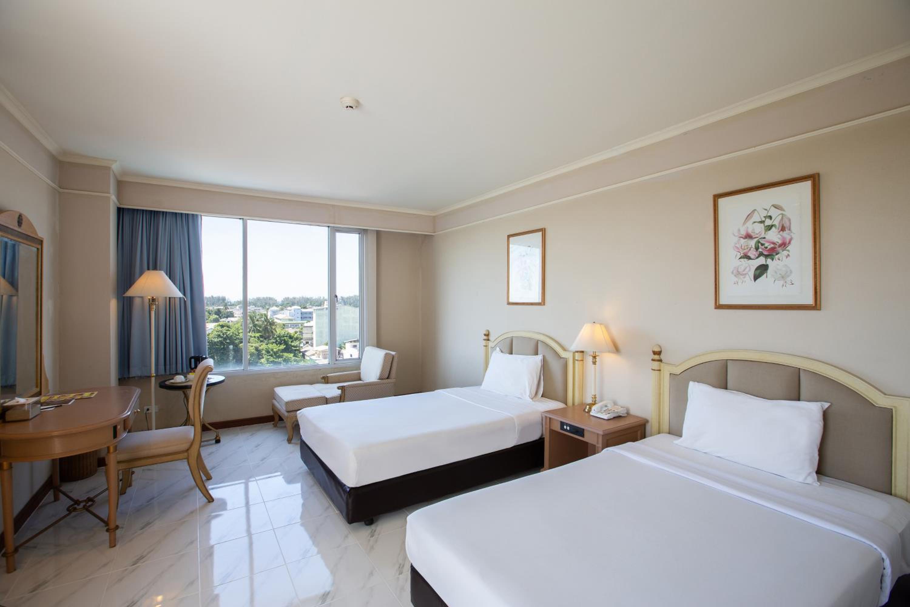 Deluxe Corner Room - Photo 1
