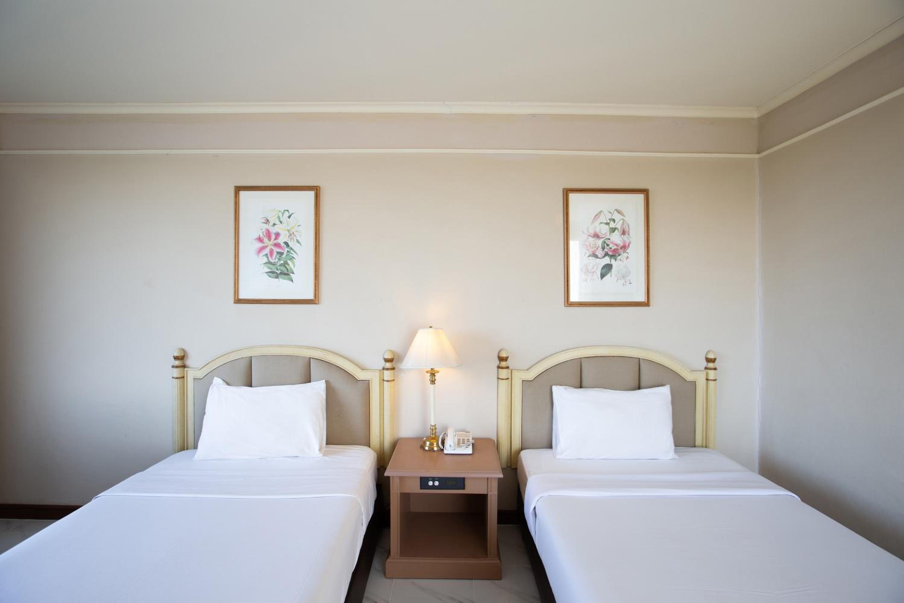 Deluxe Corner Room - Photo 3