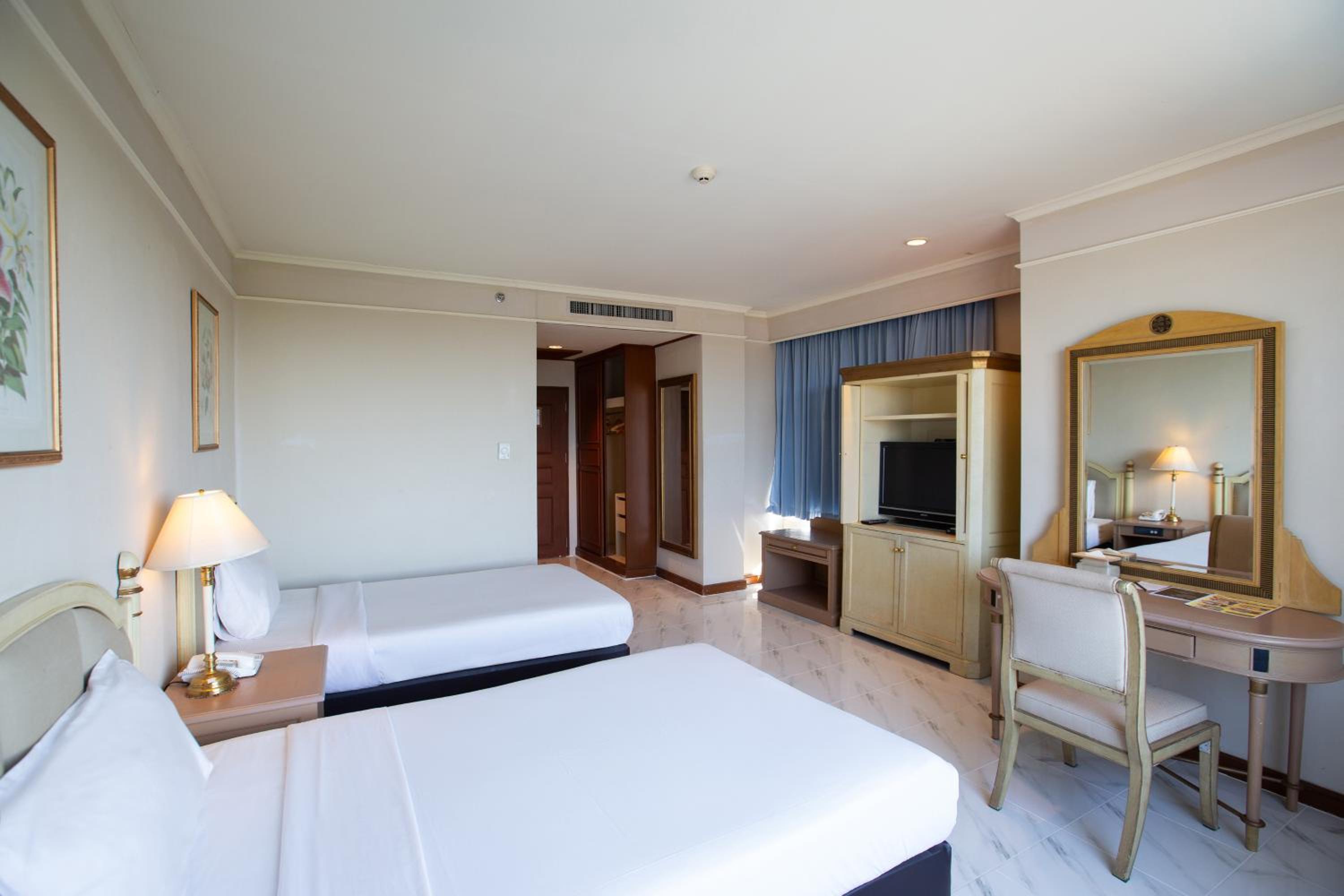 Deluxe Corner Room - Photo 2