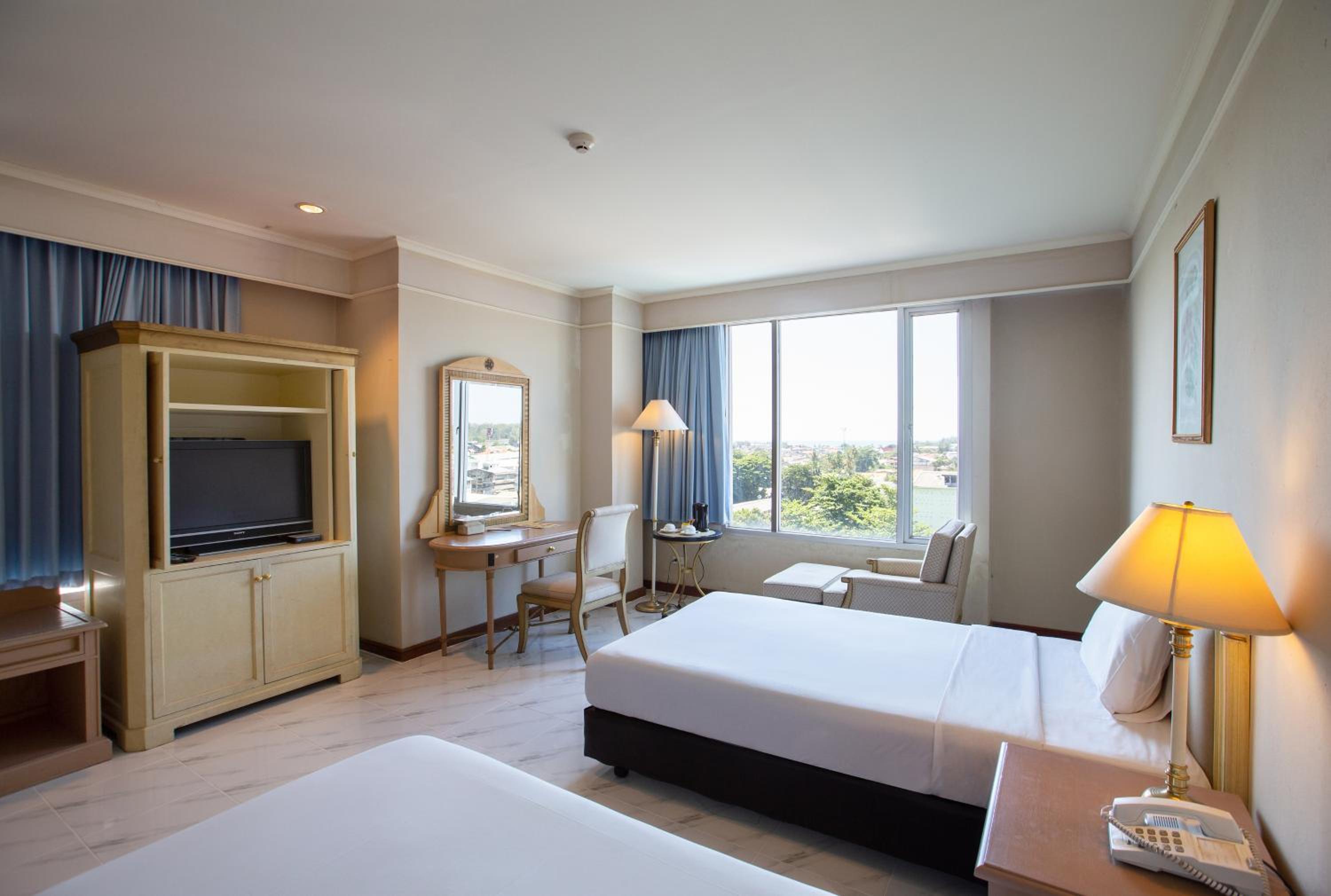 Deluxe Corner Room - Photo 5