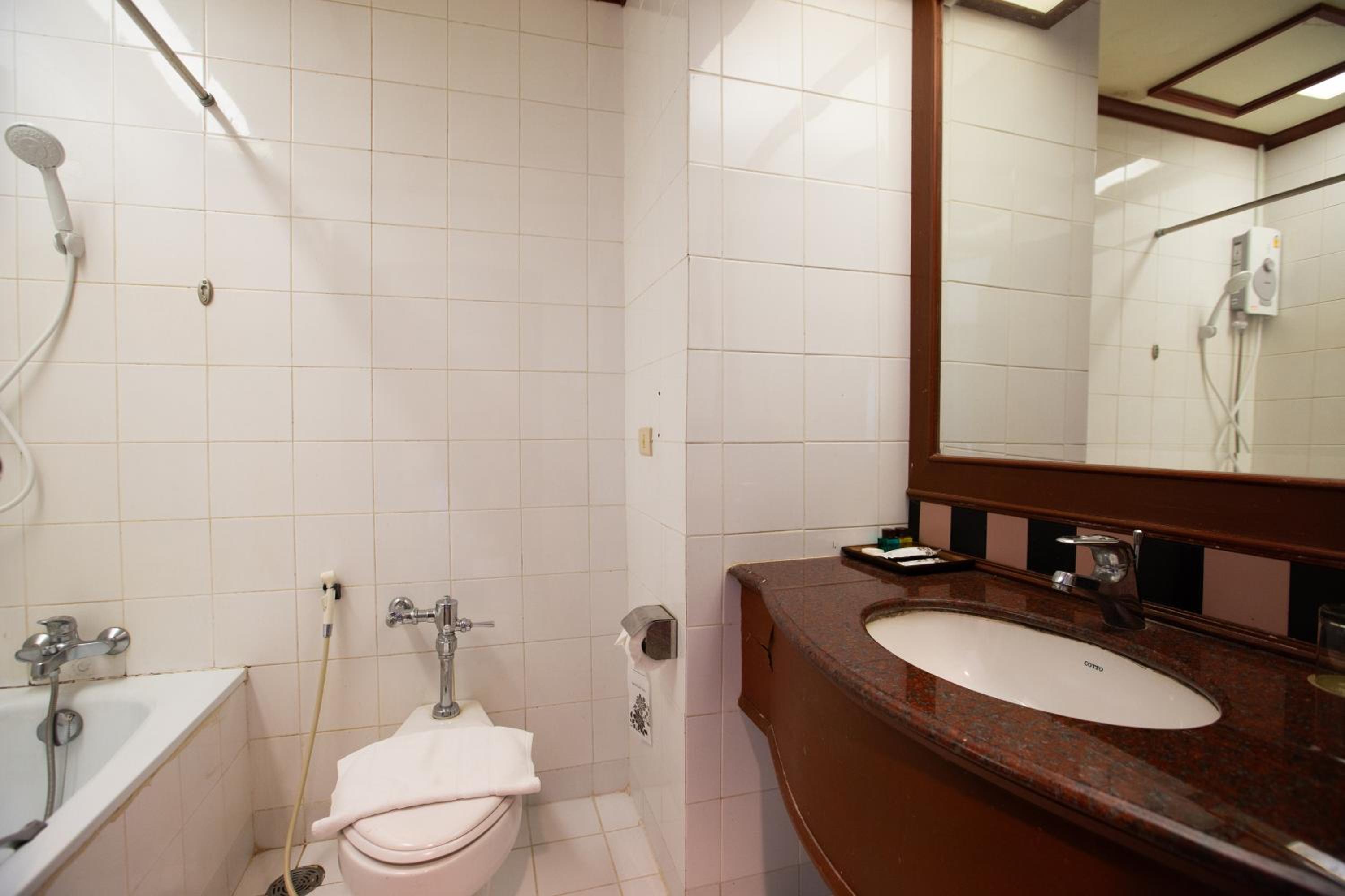 Deluxe Corner Room - Photo 7