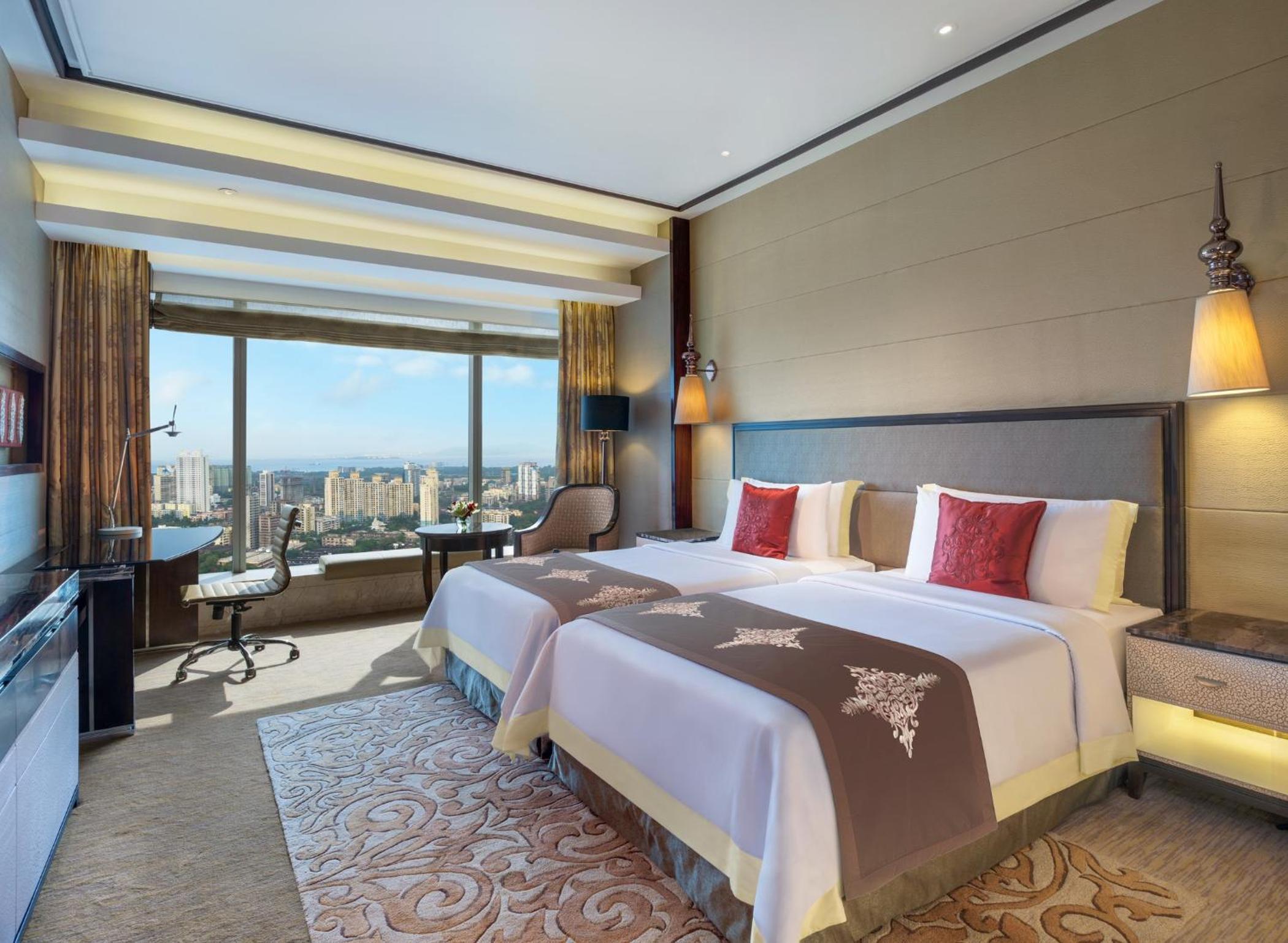 Guest room, 2 Twin, Racecourse view