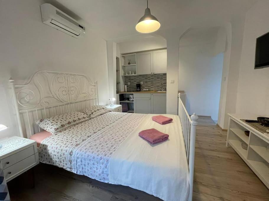 One-Bedroom House photo 1