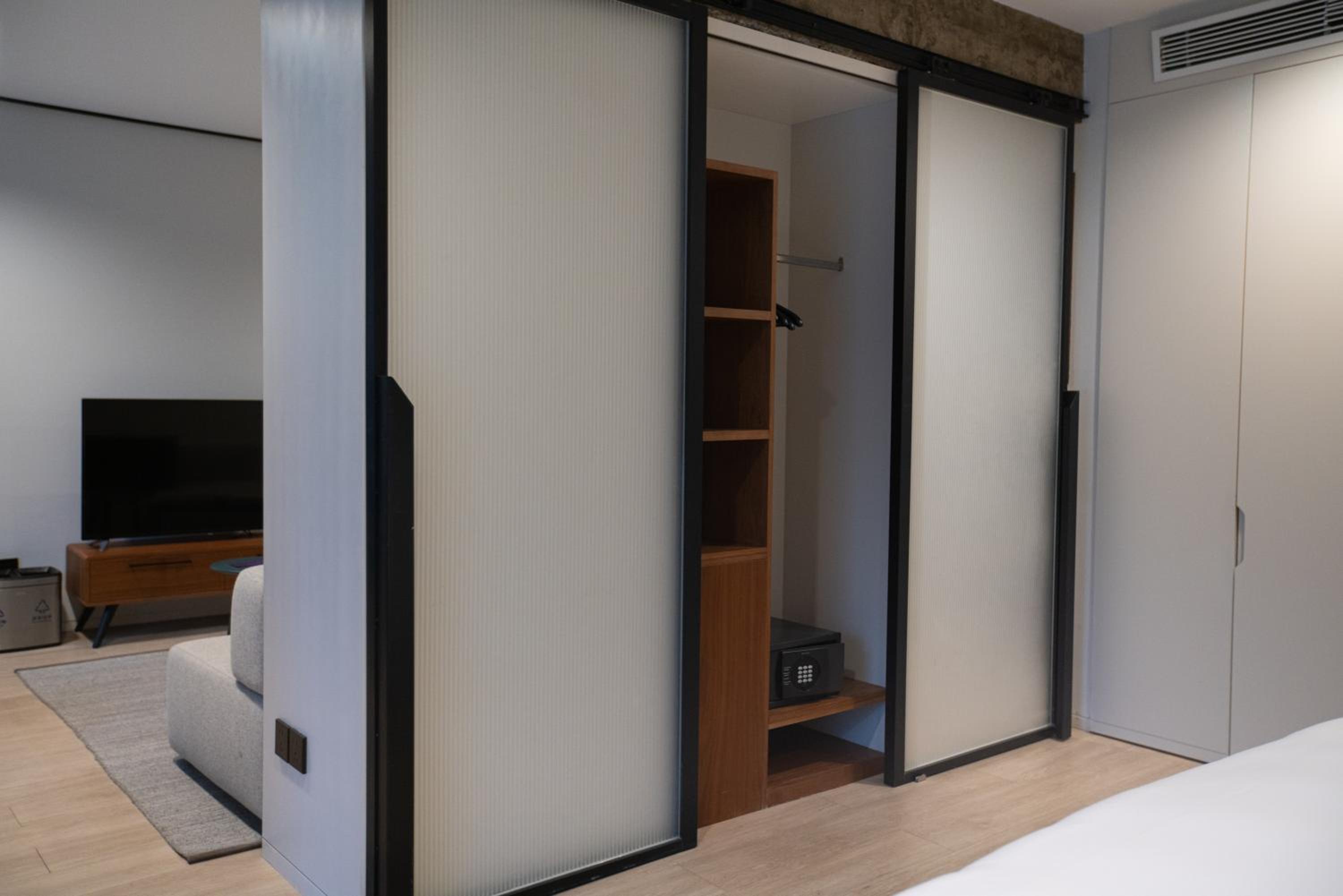 Suite - Photo 3