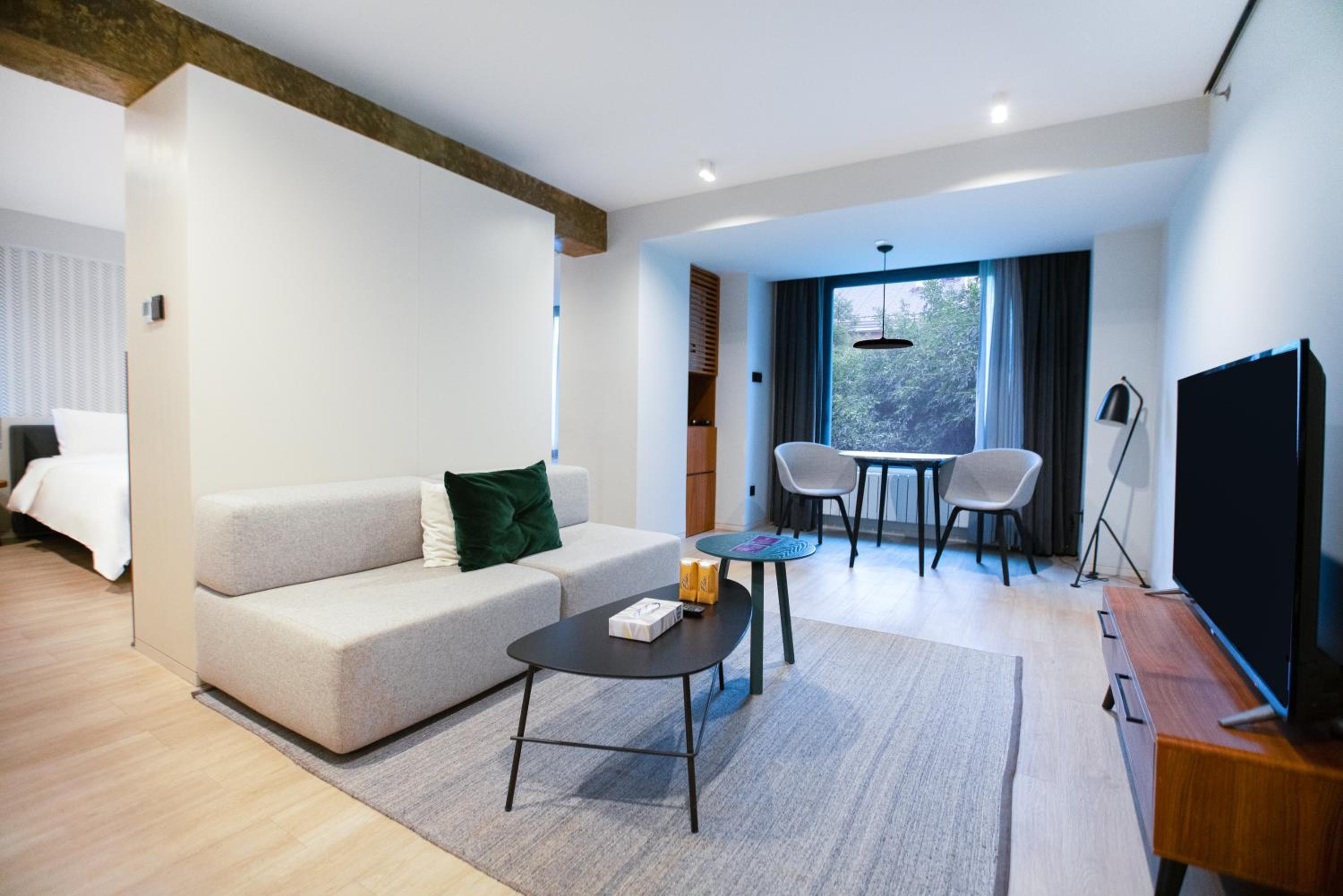 Suite - Photo 11