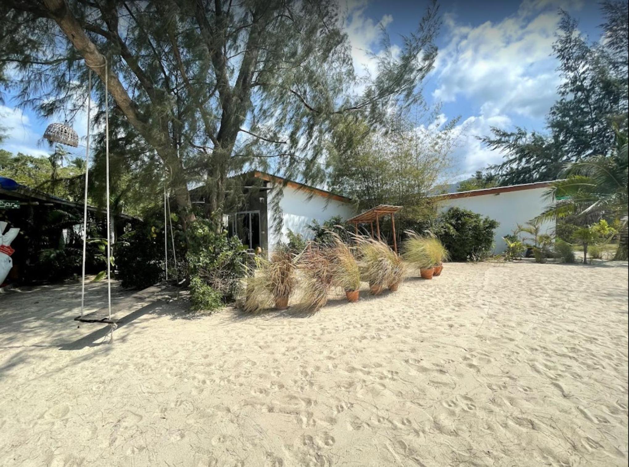 Beachside Bungalow photo 2