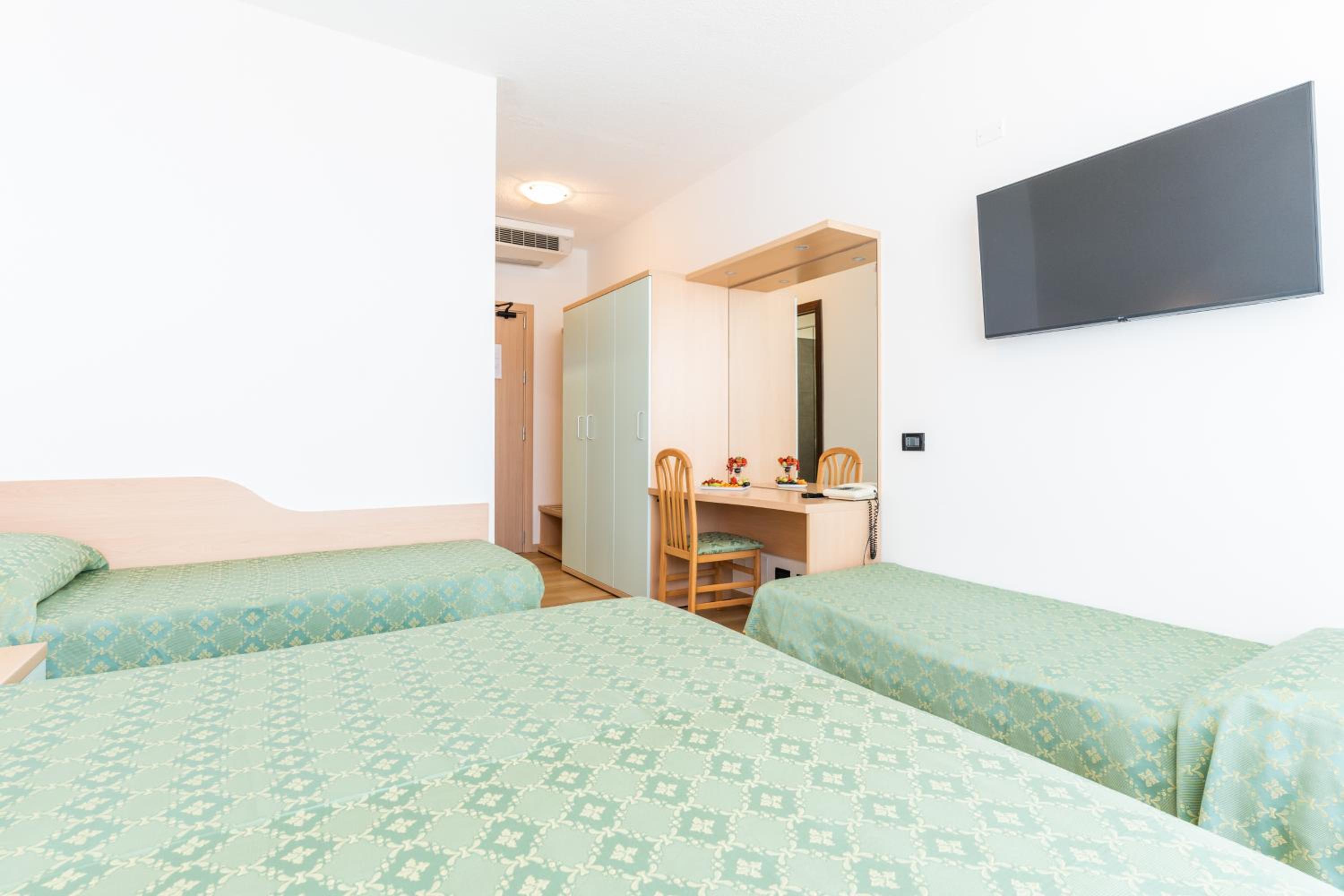 Quadruple Room - Photo 3