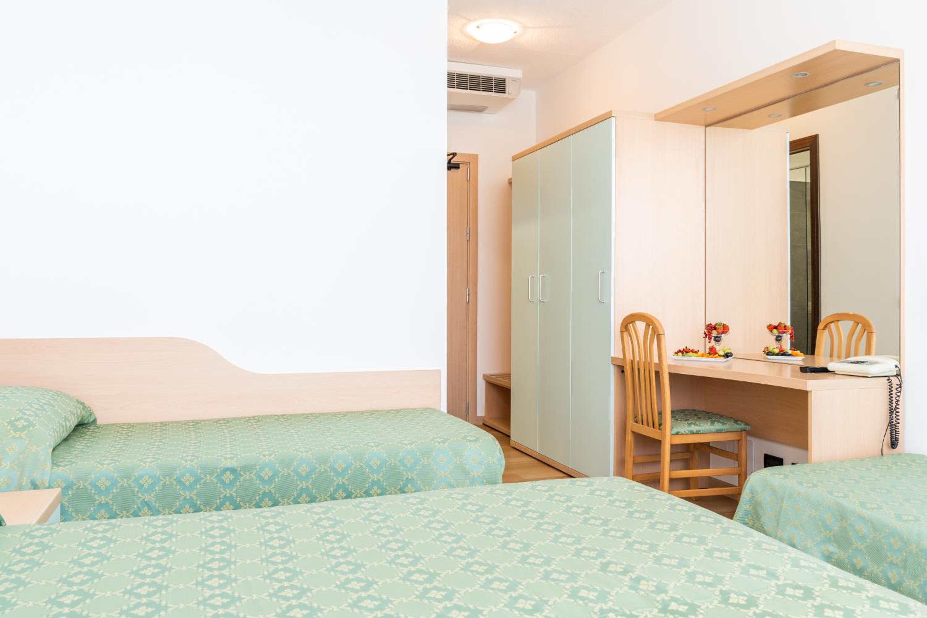Quadruple Room - Photo 4