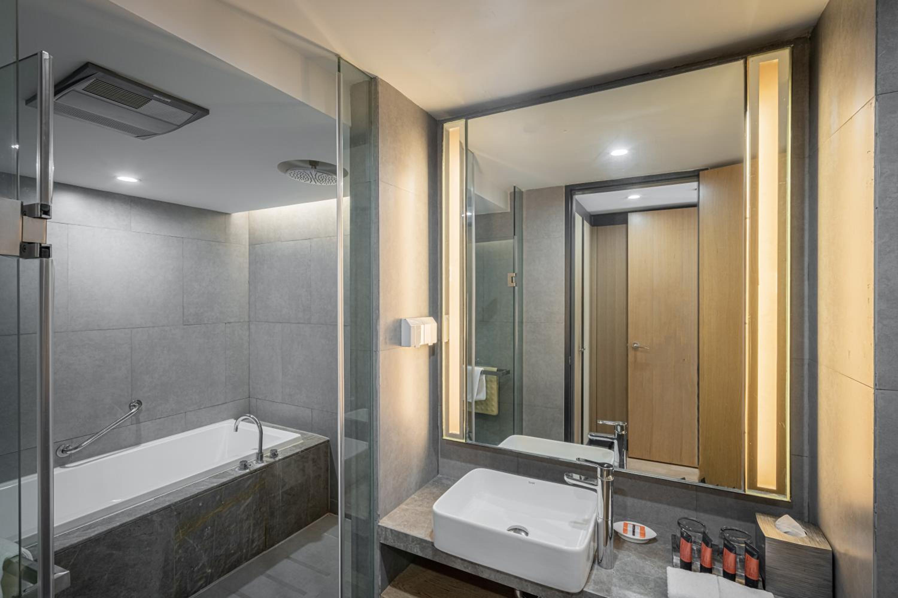 Executive Studio with King Bed - Photo 4