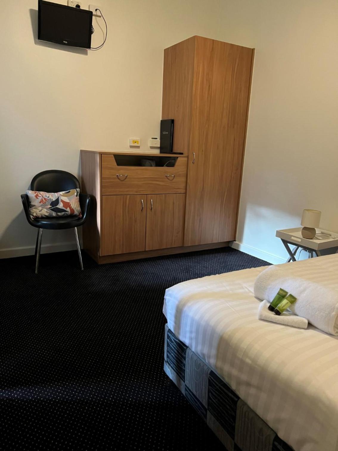 Single Room with Private Bathroom photo 2