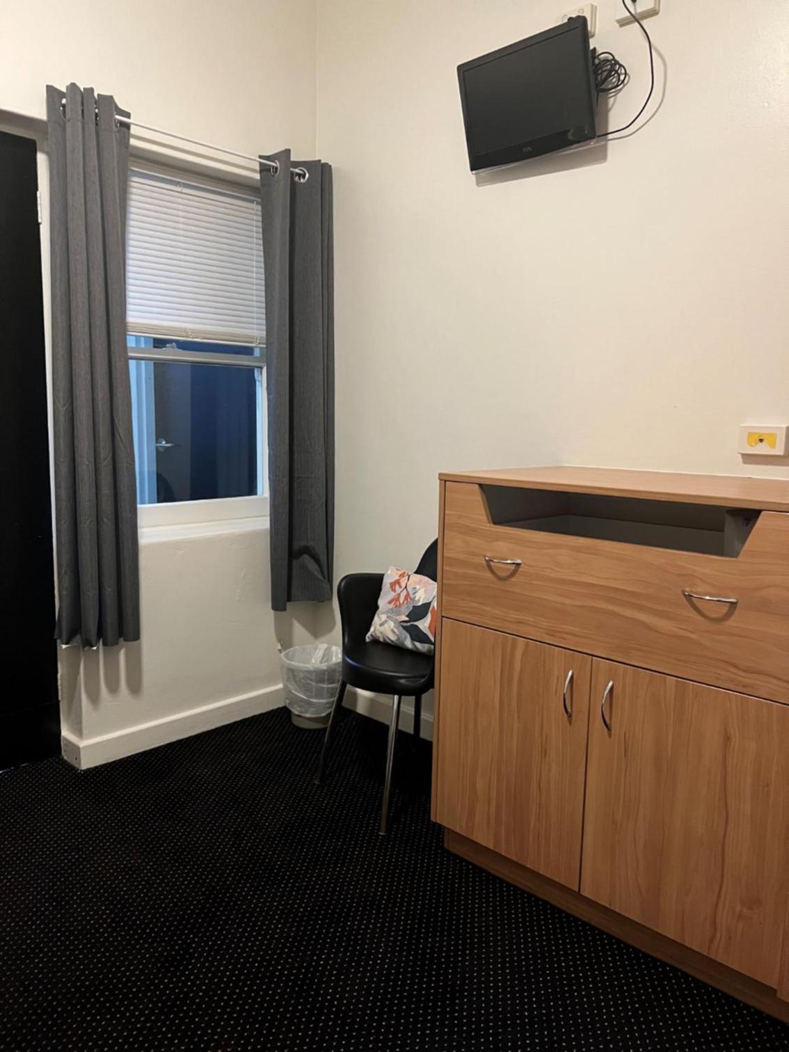 Single Room with Private Bathroom photo 3