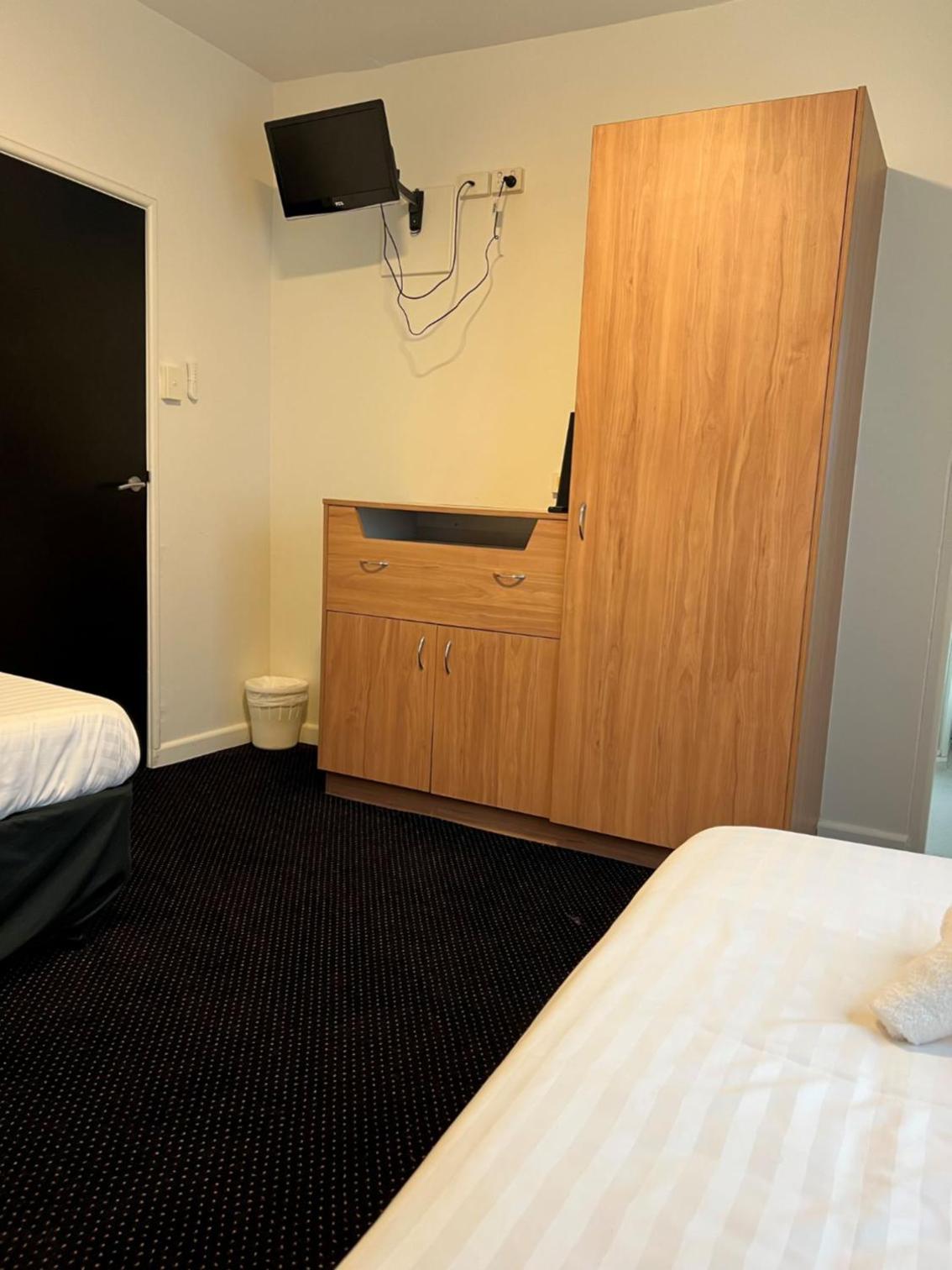 Twin Room with Bathroom photo 1