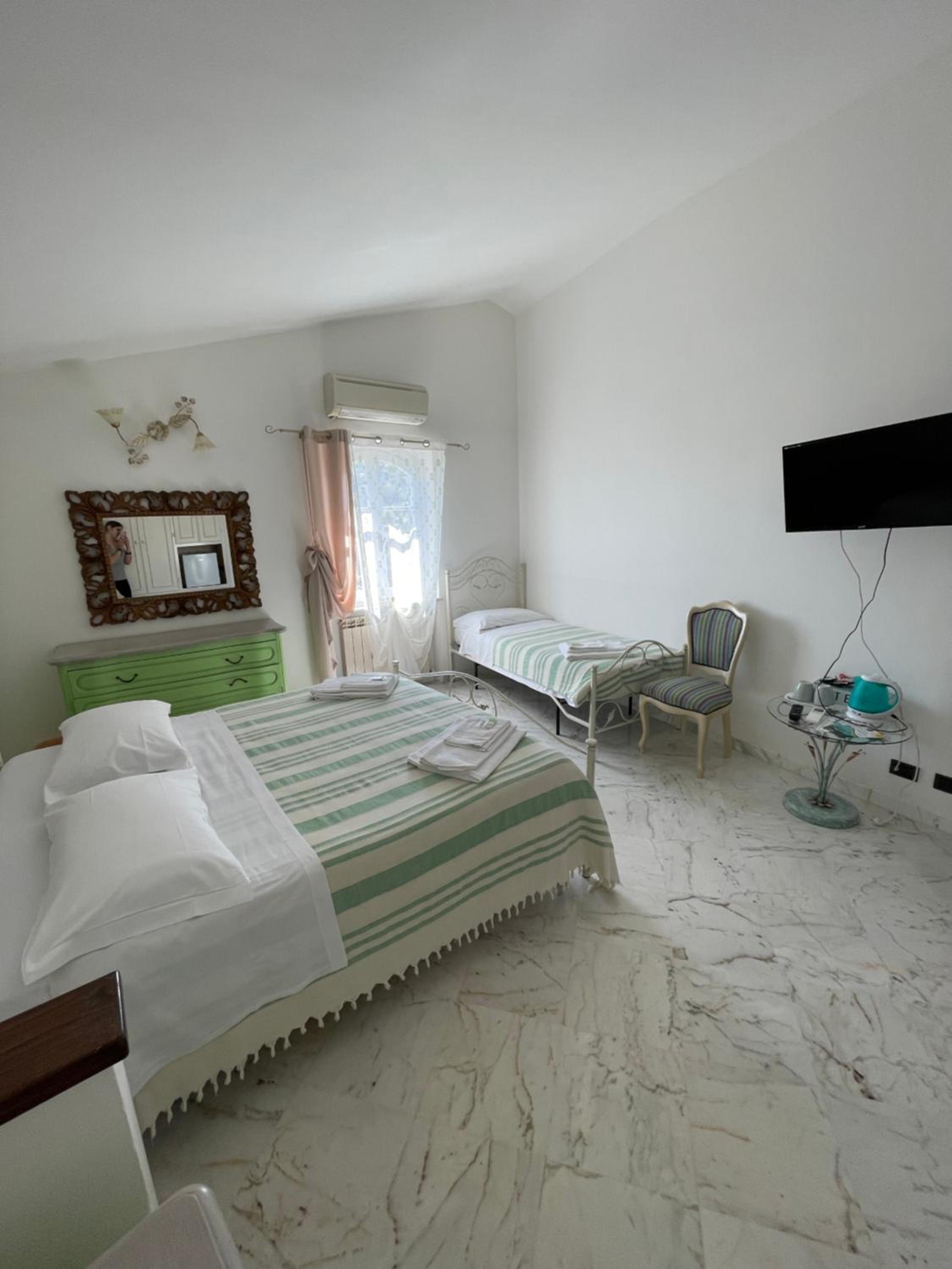 Triple Room with Shared Bathroom photo 2