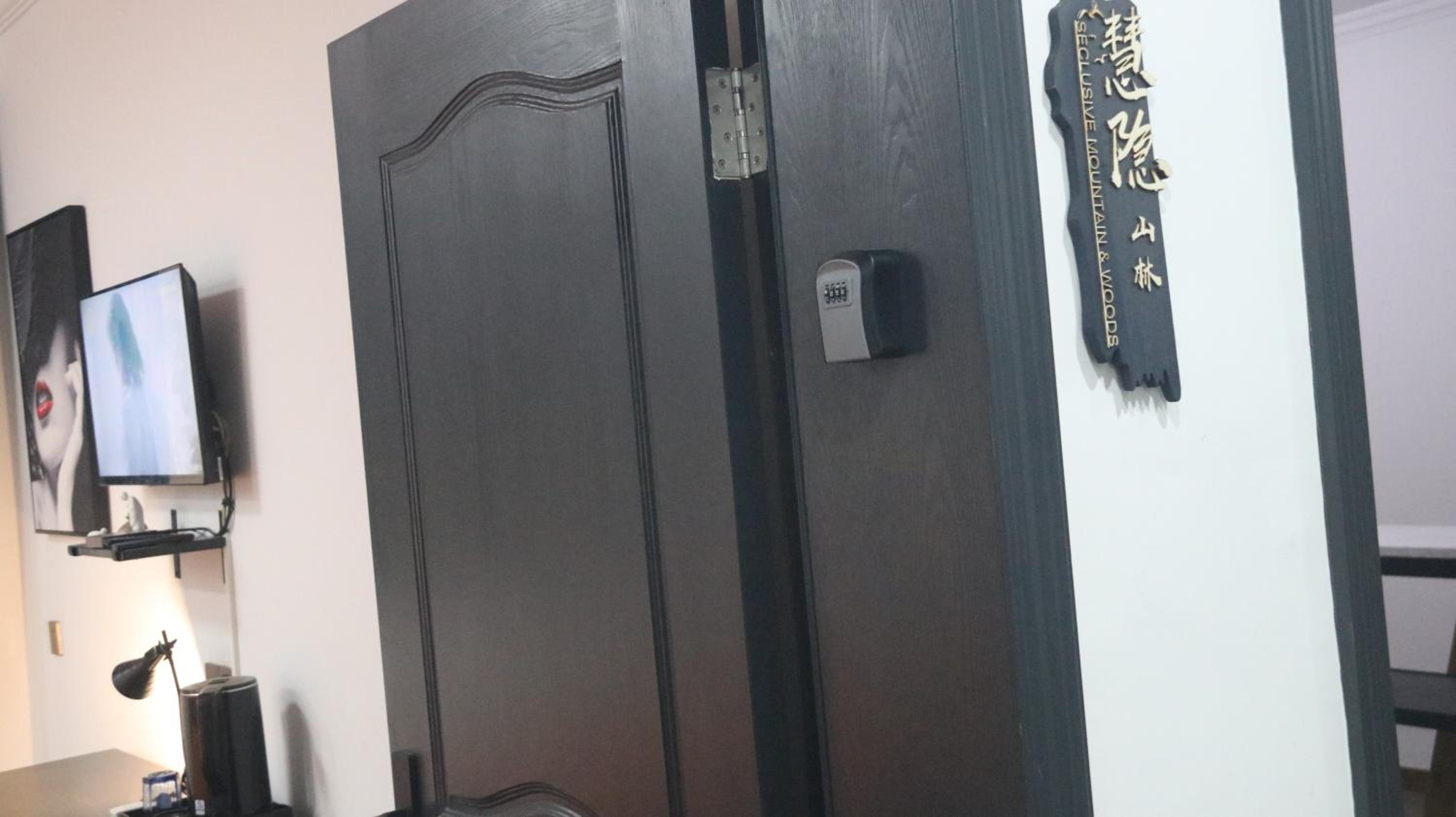 Single Room with Shared Shower and Toilet photo 1