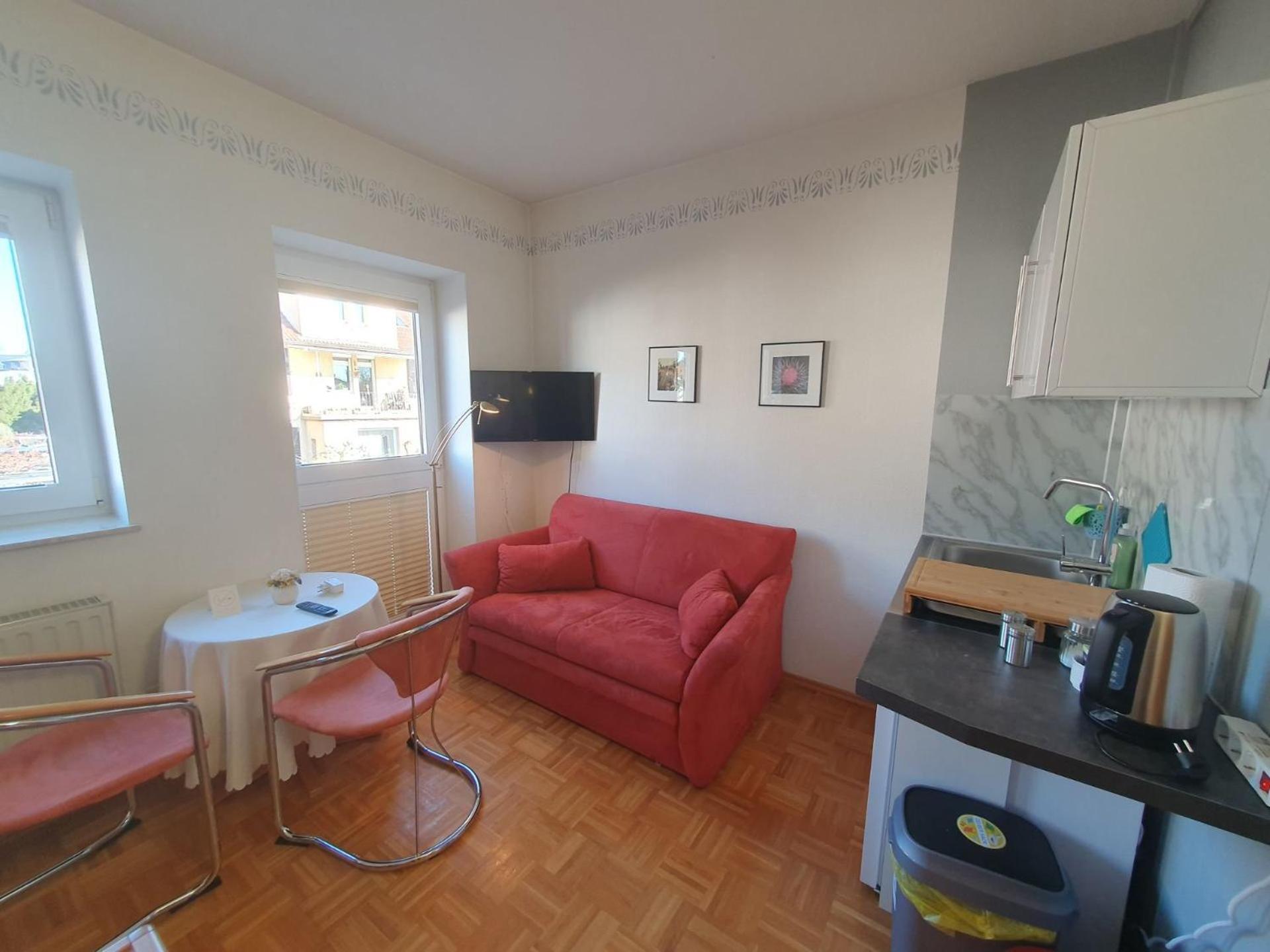 One-Bedroom Apartment photo 1