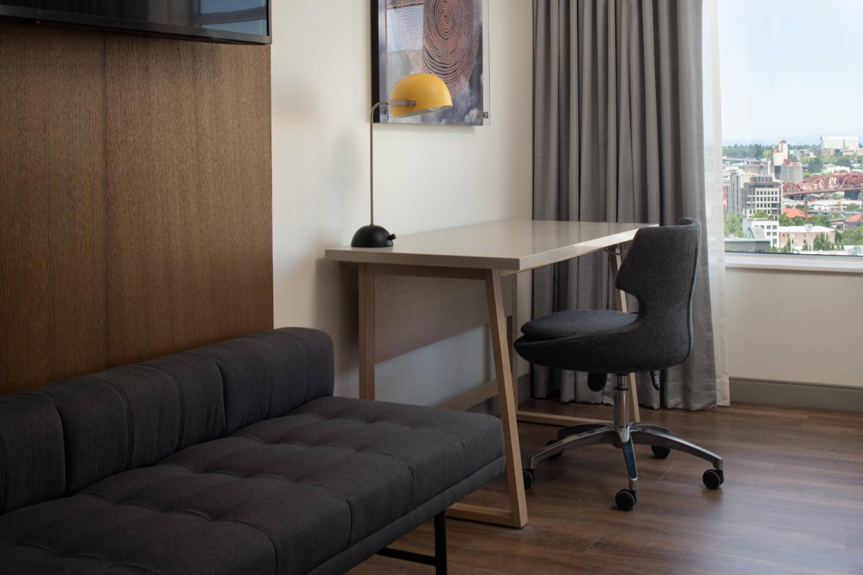 Club King Room with Lounge Access - Photo 8