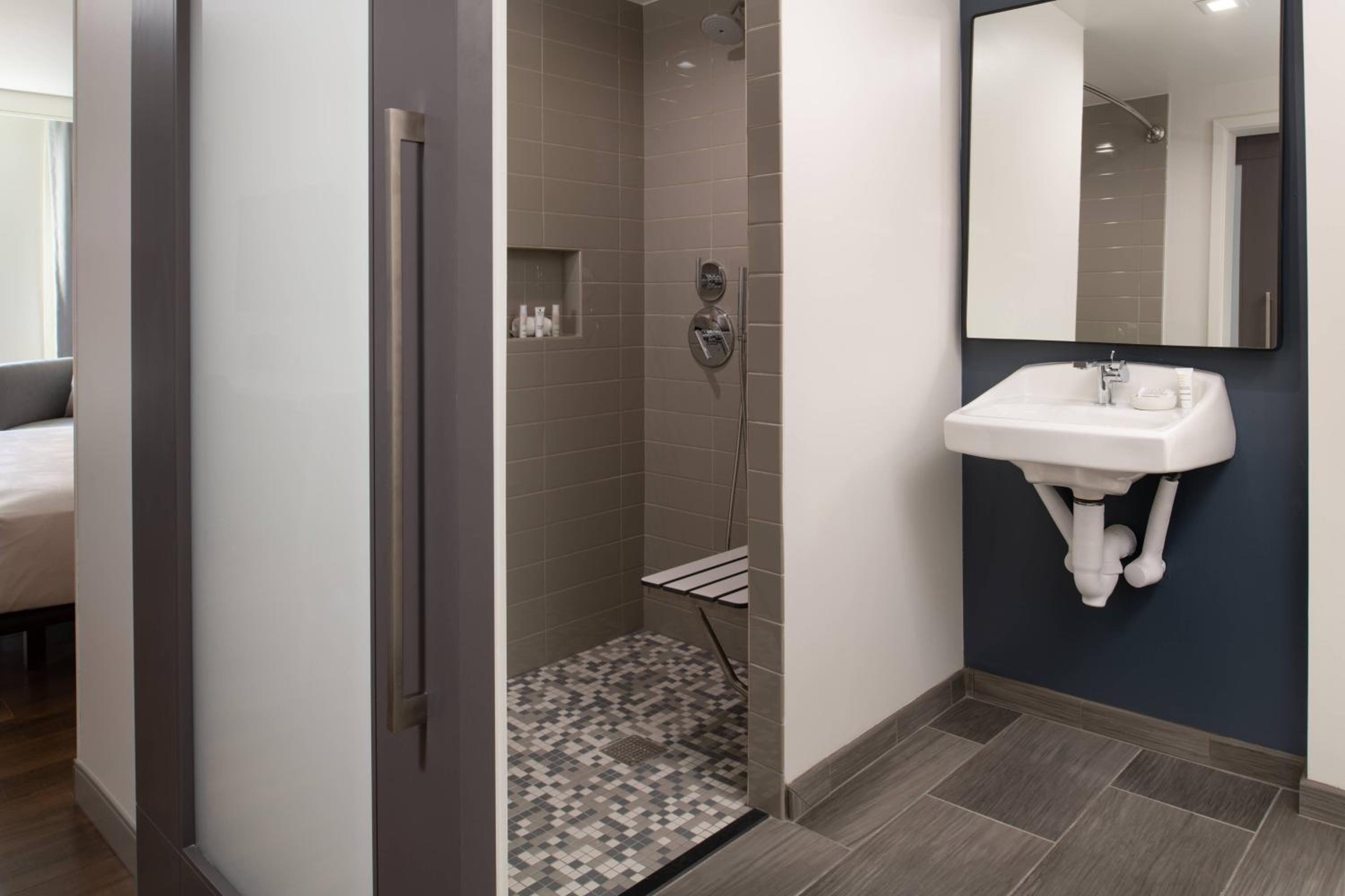 Standard King Room - Photo 10