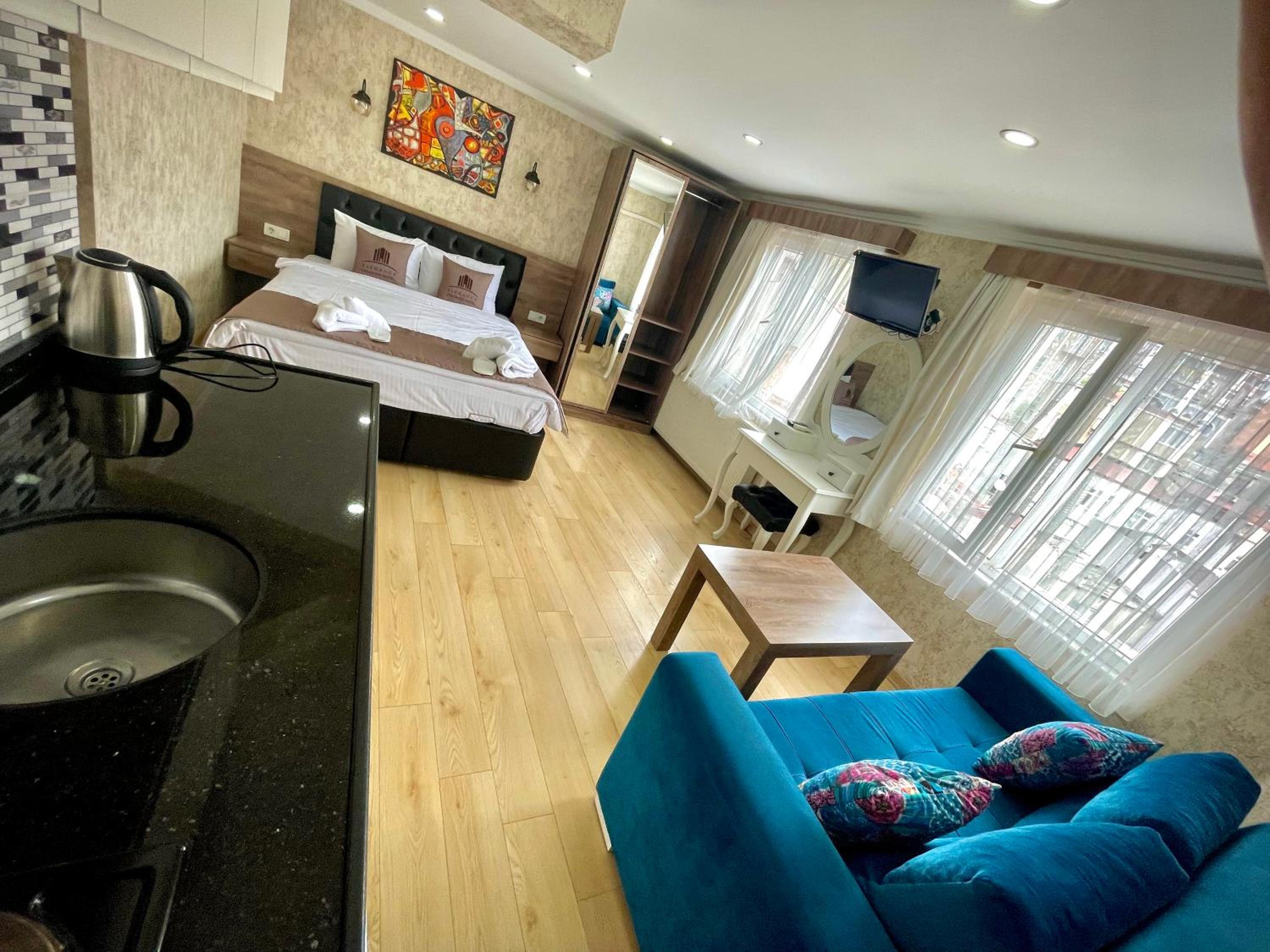Deluxe Double Room with Balcony photo 3