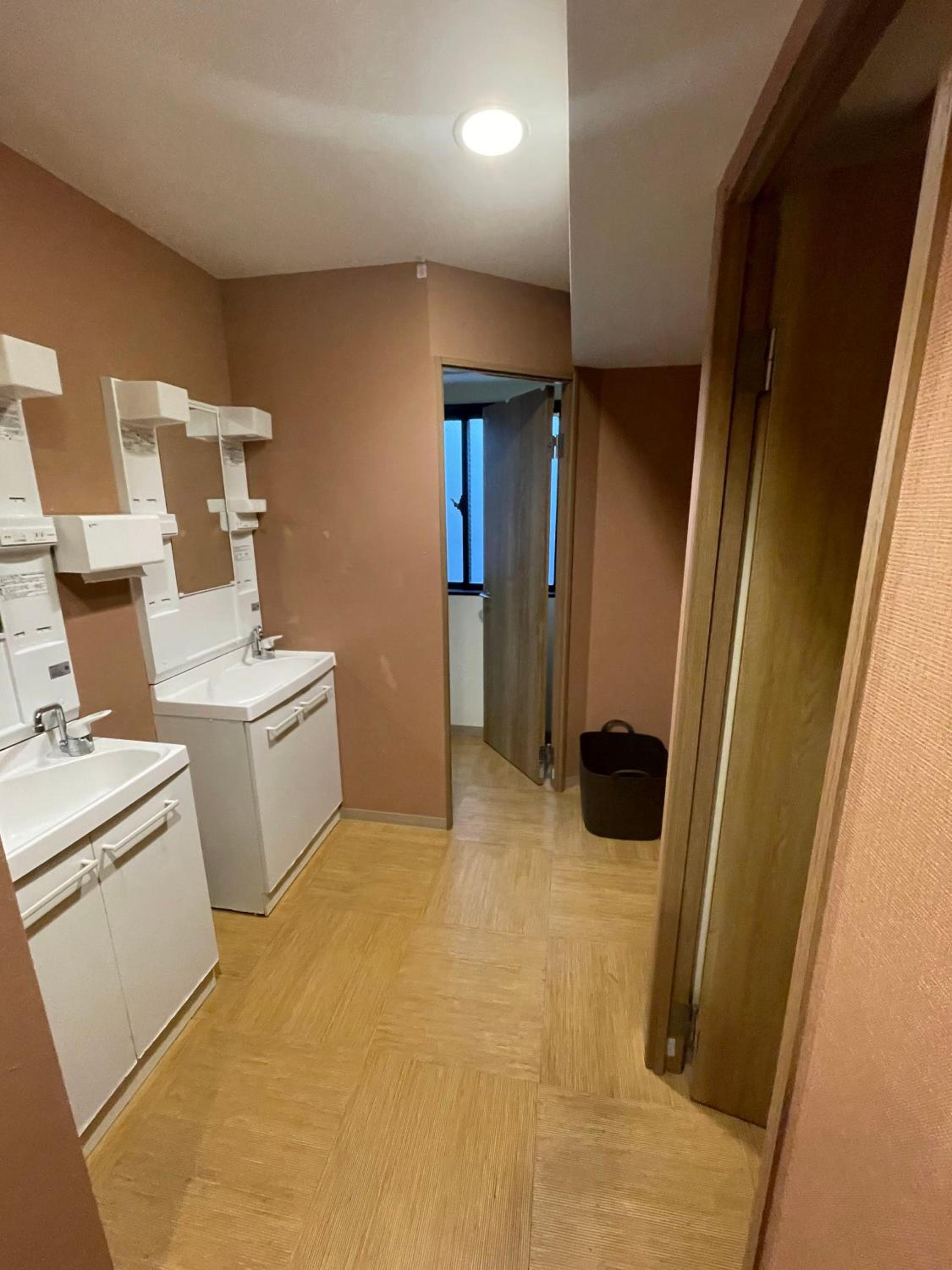 Economy Triple Room with Shared Bathroom photo 2