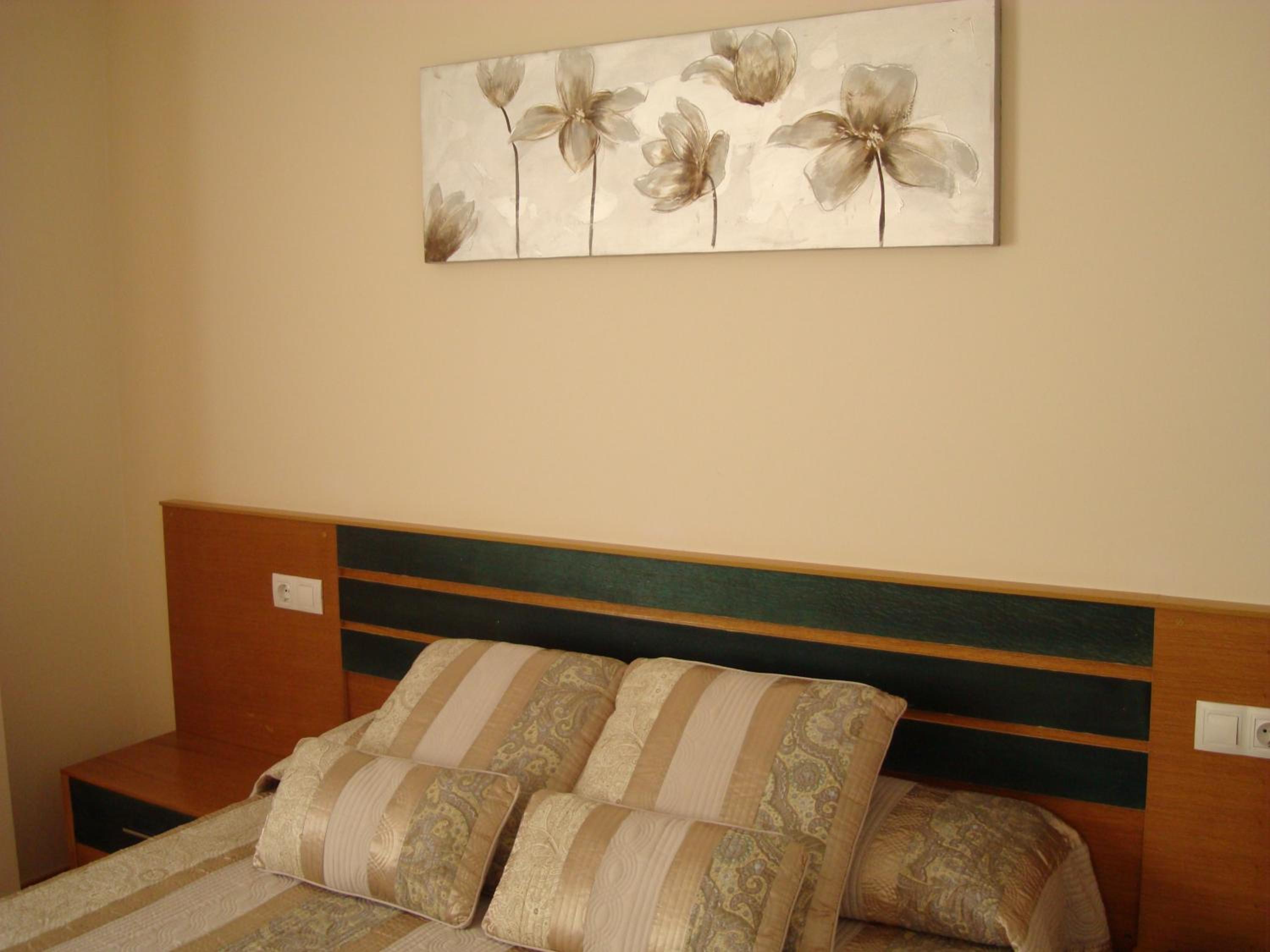 Standard Queen Room - Photo 7