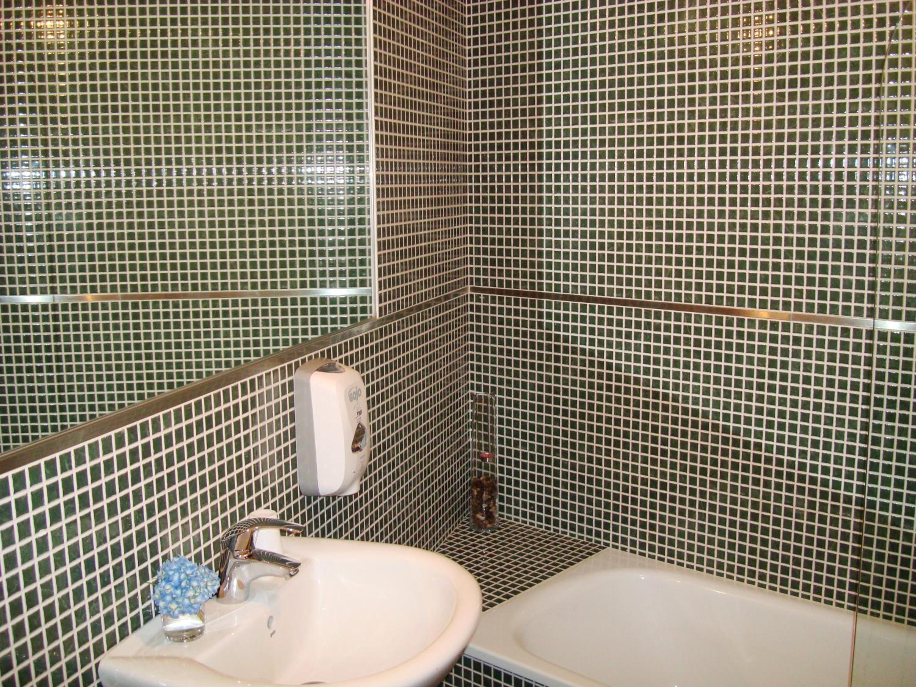 Standard Queen Room - Photo 9