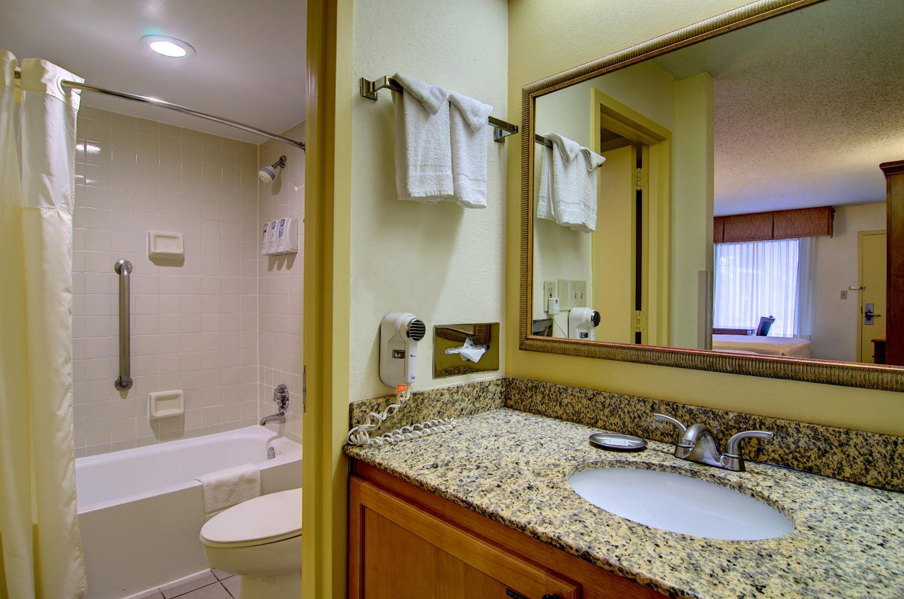 Room with Two Double Beds - Ground Floor - Photo 5