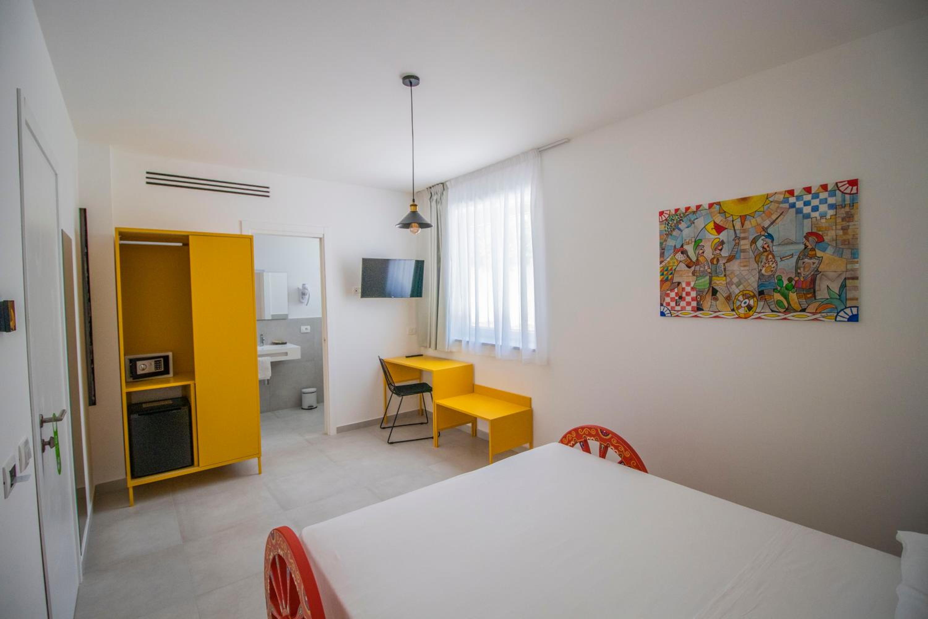 Standard Double Room - Photo 9