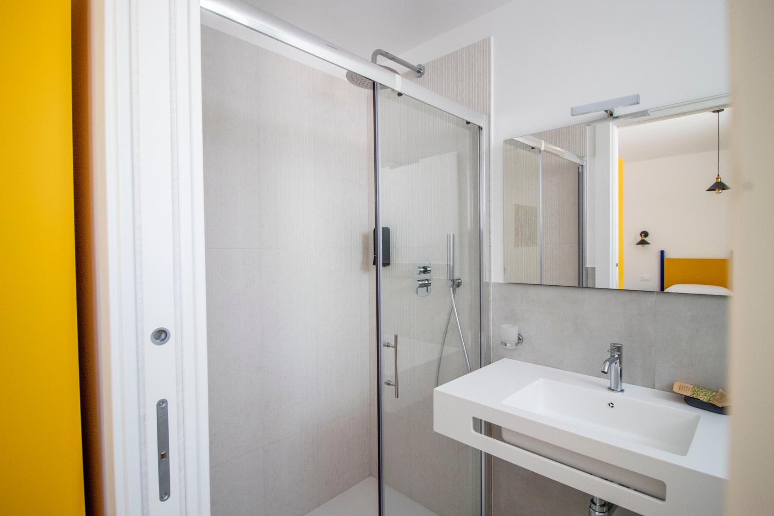 Standard Double Room - Photo 11