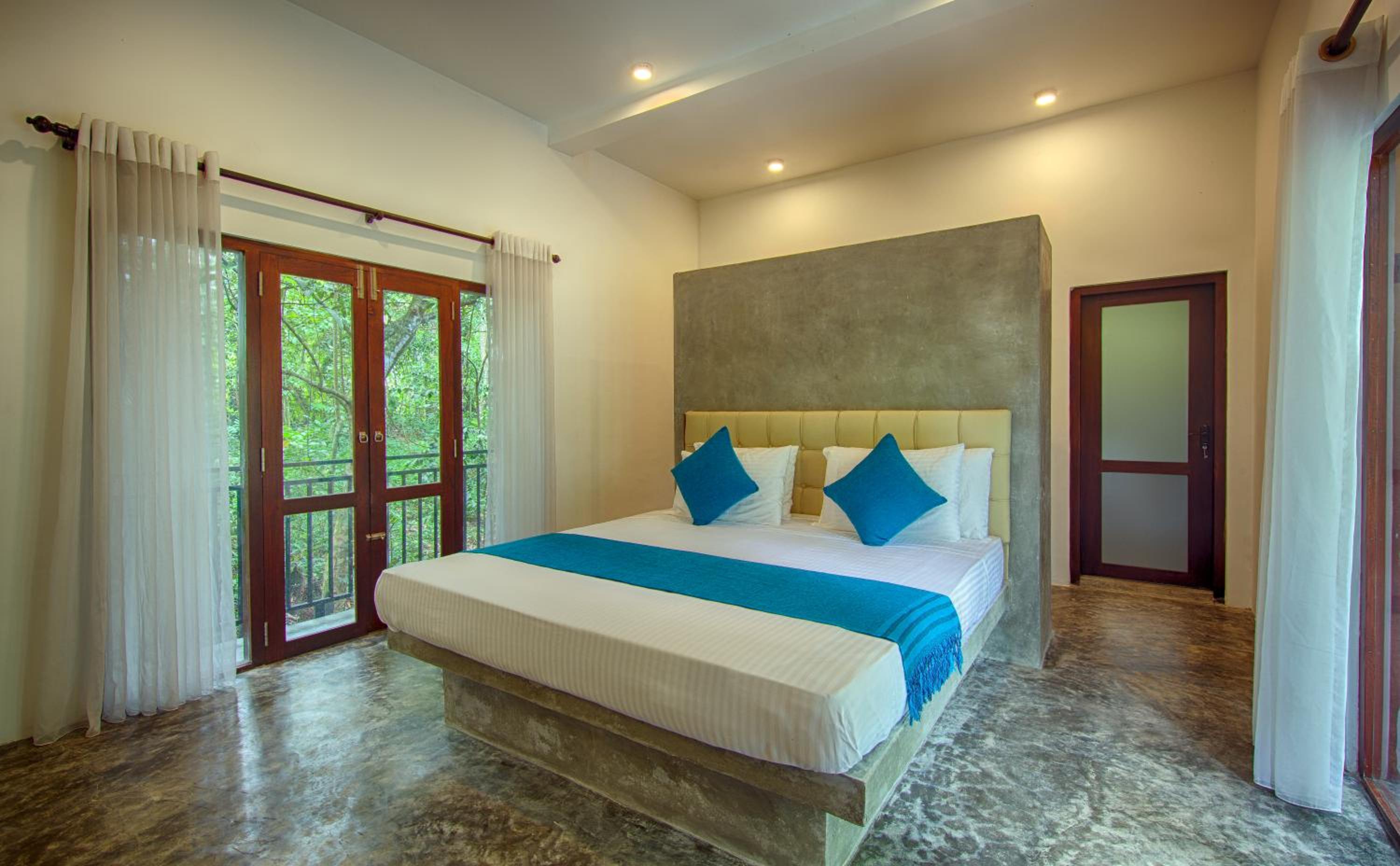Deluxe Double Room with Balcony photo 3