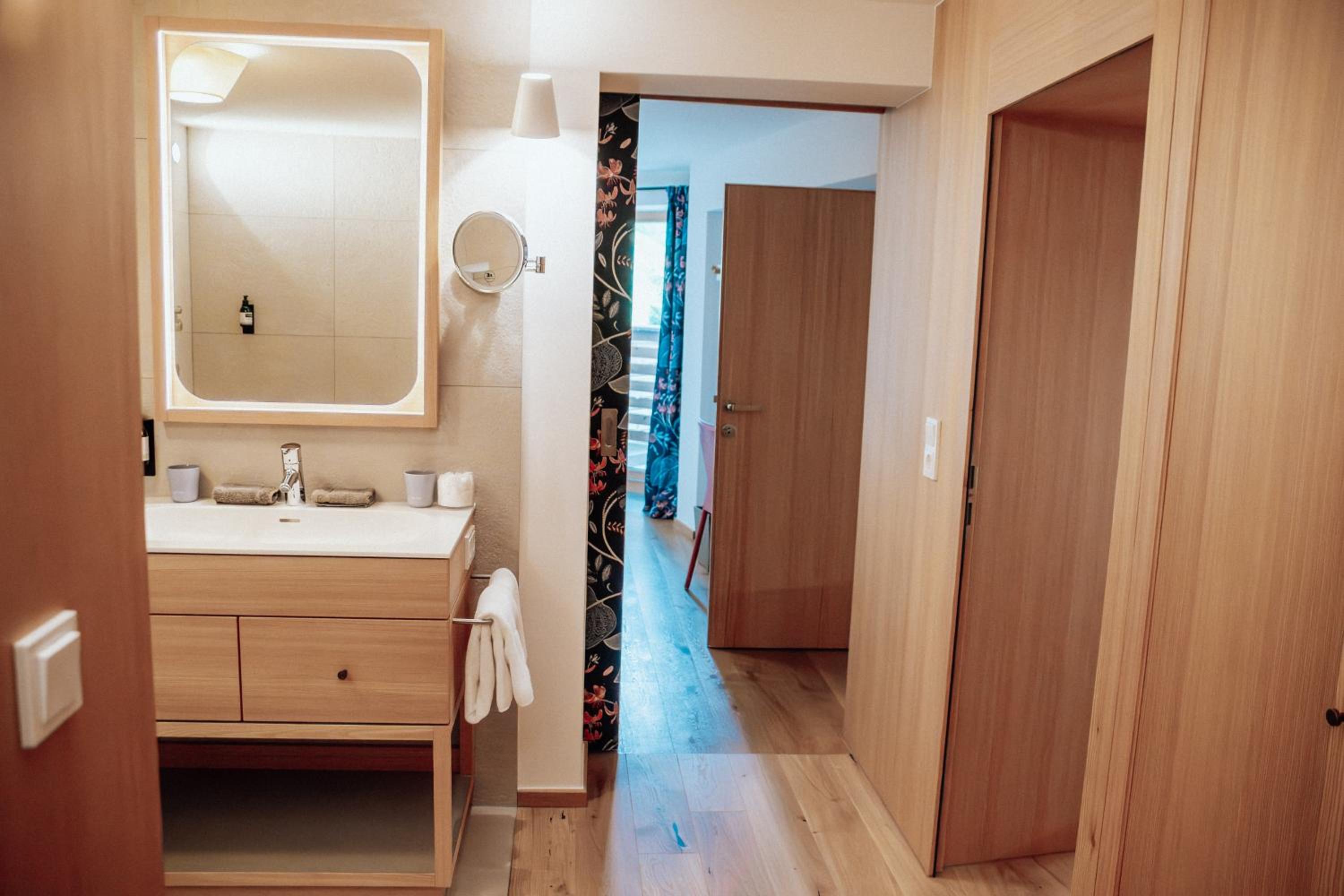 Superior Suite - Photo 11