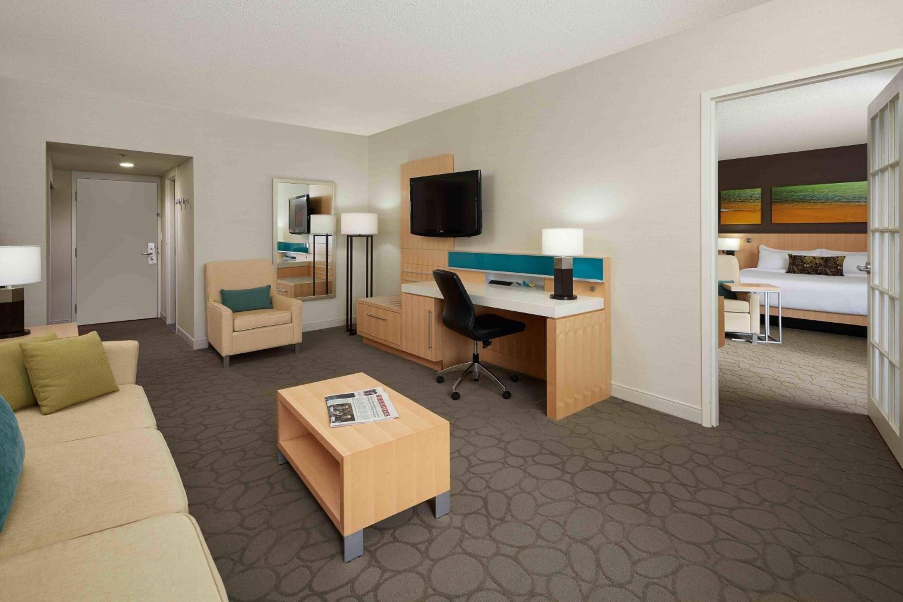 1 Bedroom Suite, 1 King, Sofa bed photo 1