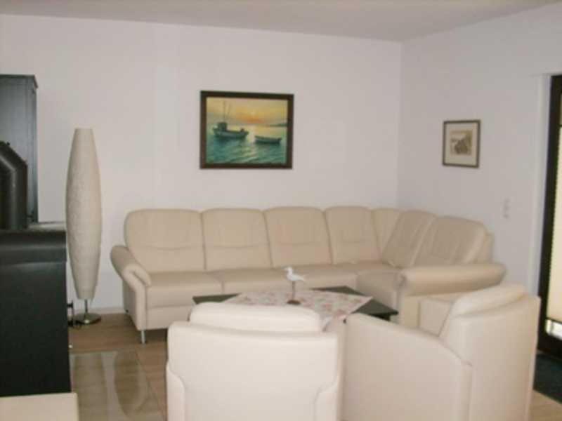 Five-Bedroom House photo 1