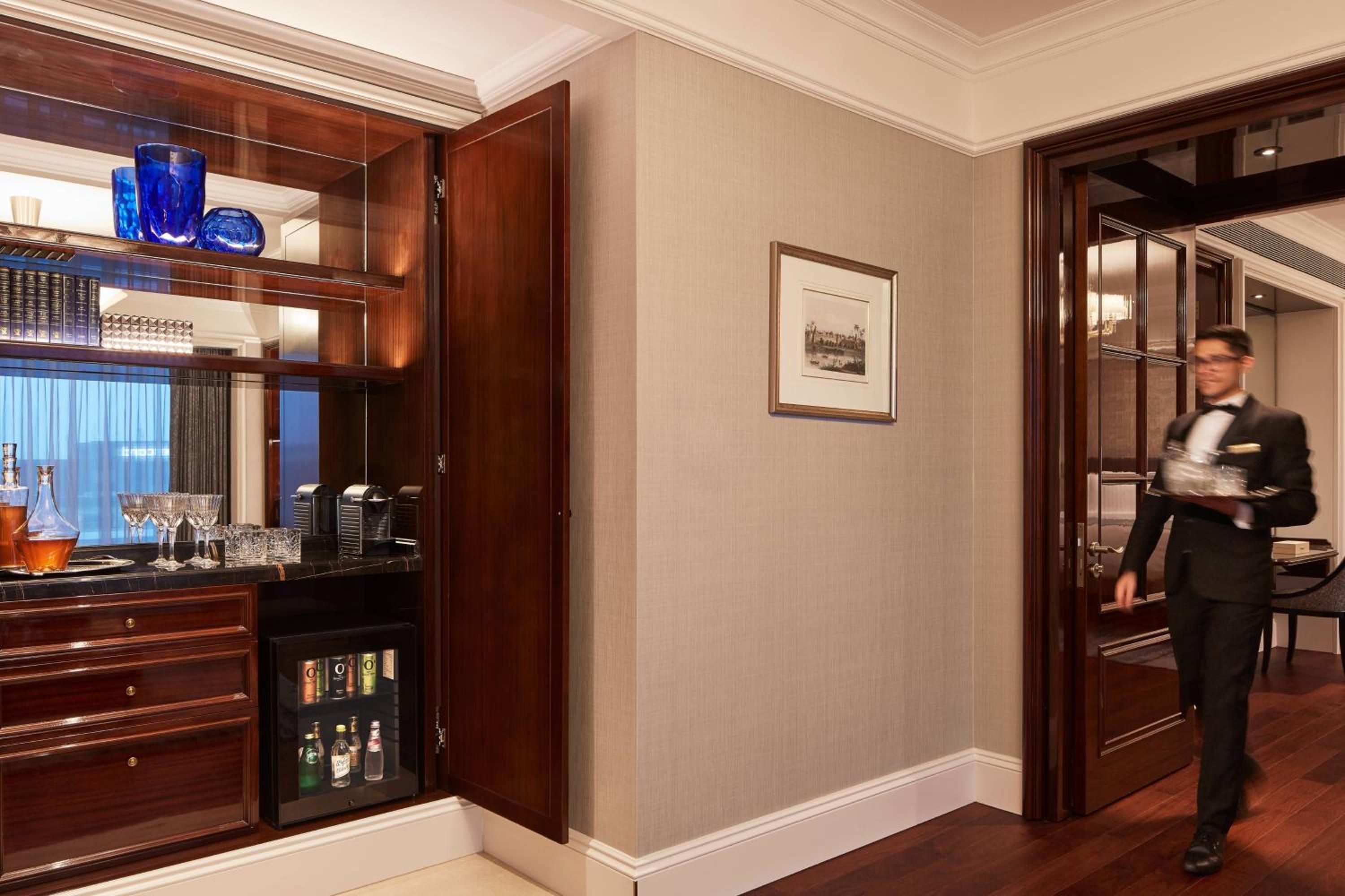 Premier Suite King Room with Club Lounge Access