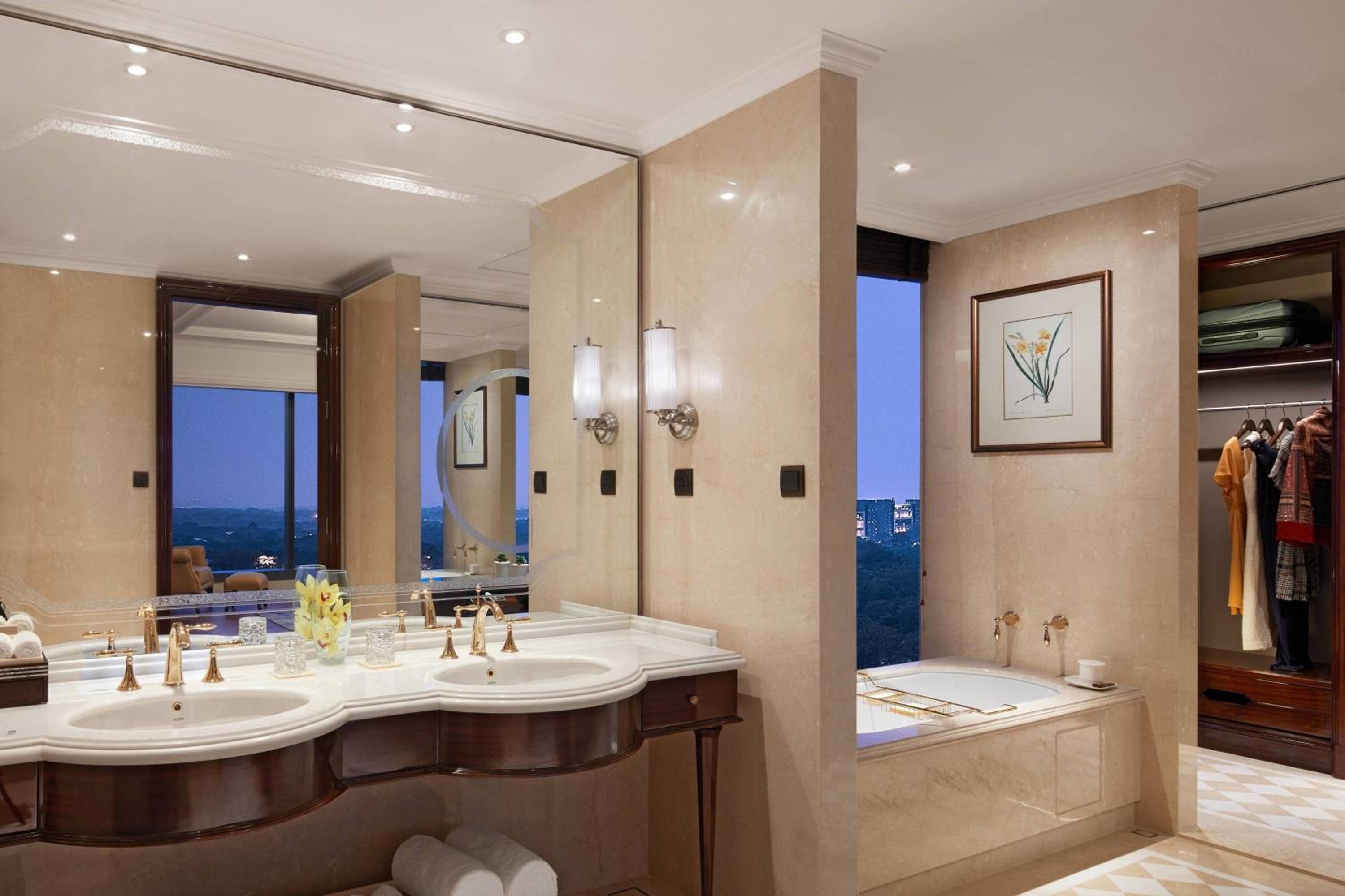 Premier Suite King Room with Club Lounge Access photo 3
