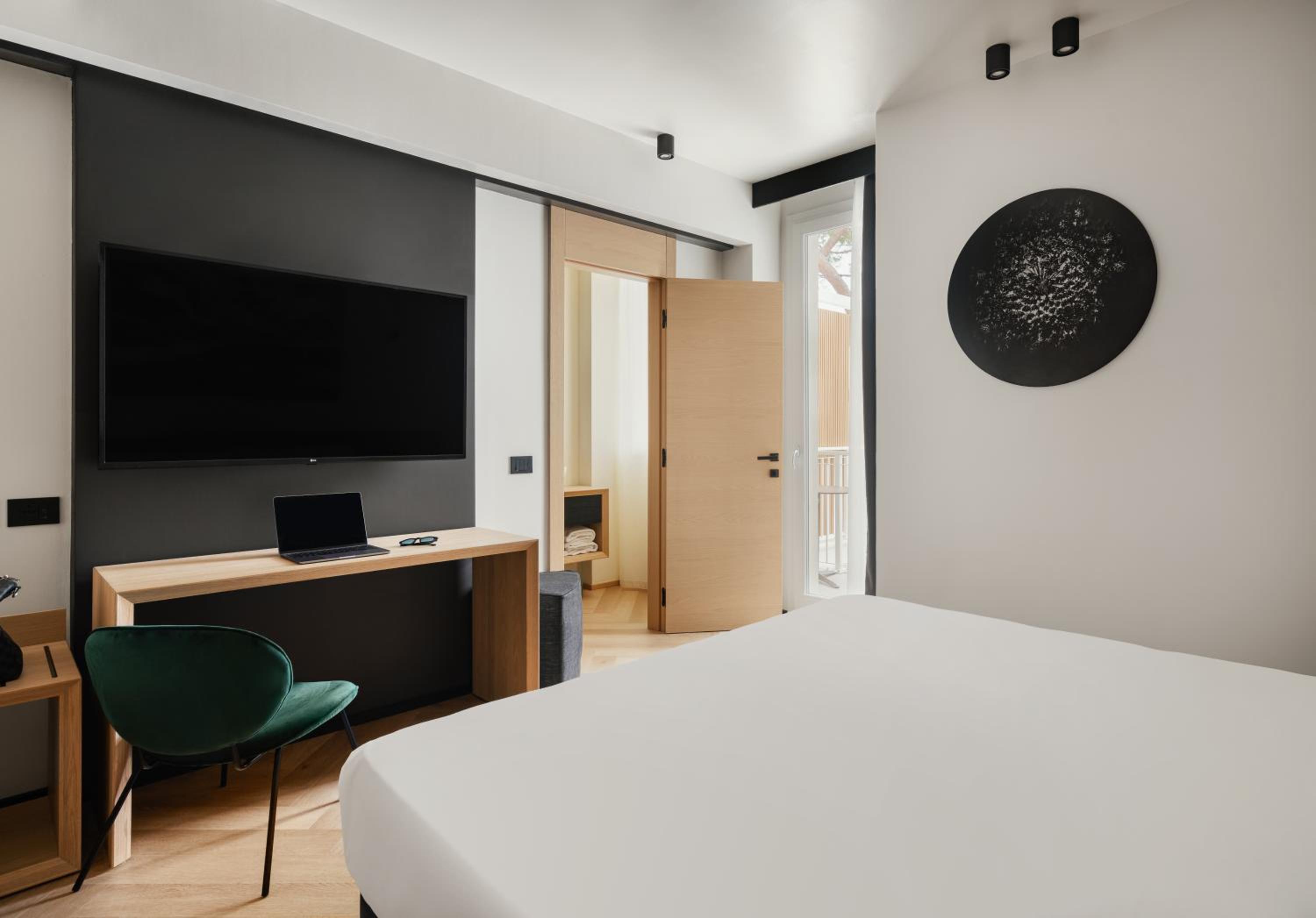 Deluxe Double Room with Balcony - Photo 5