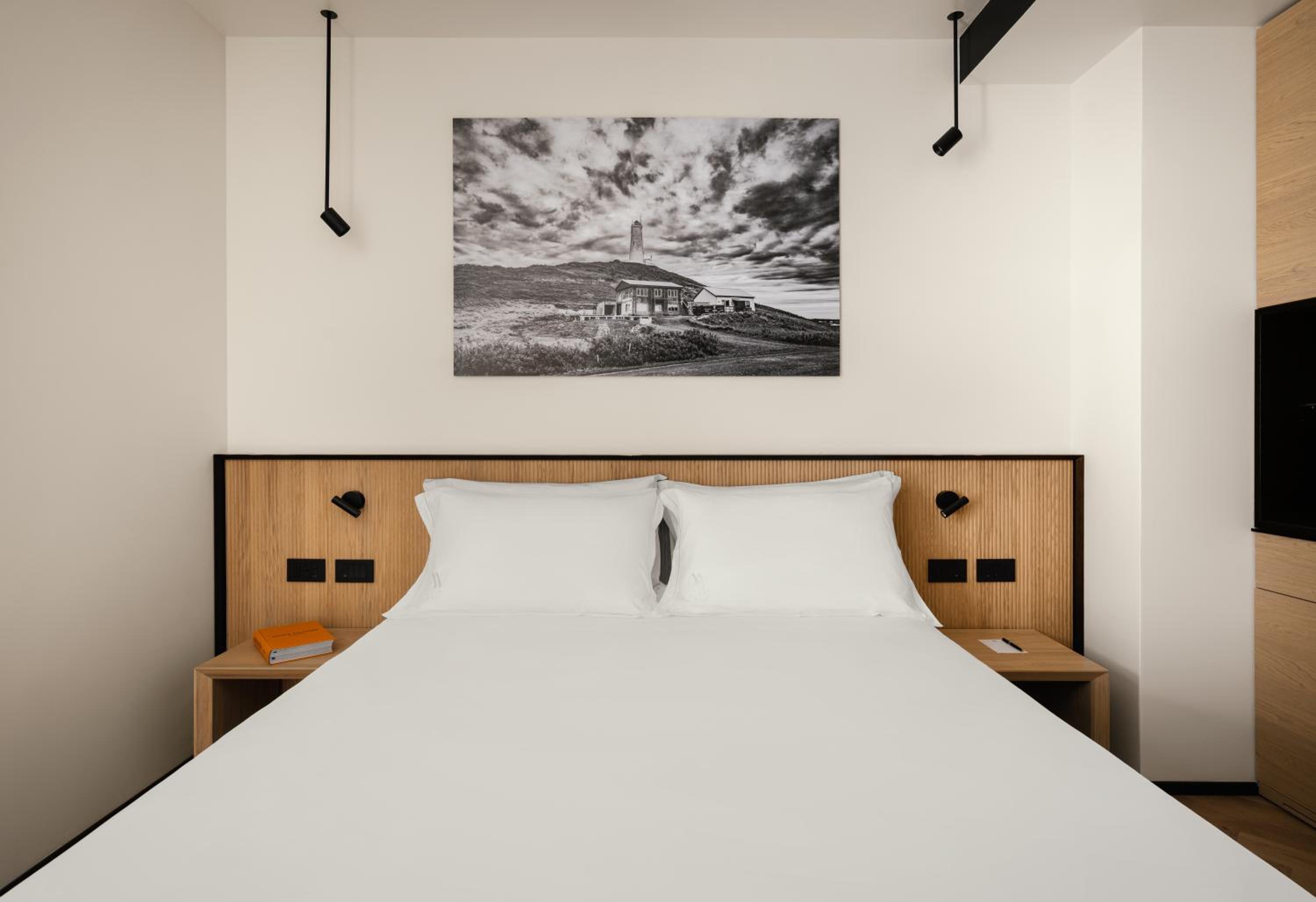 Deluxe Double Room with Balcony - Photo 9