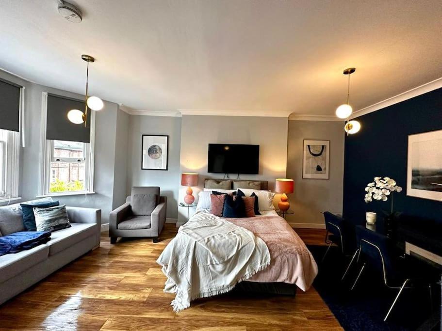 One-Bedroom Apartment photo 1
