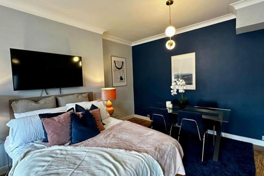 One-Bedroom Apartment photo 2
