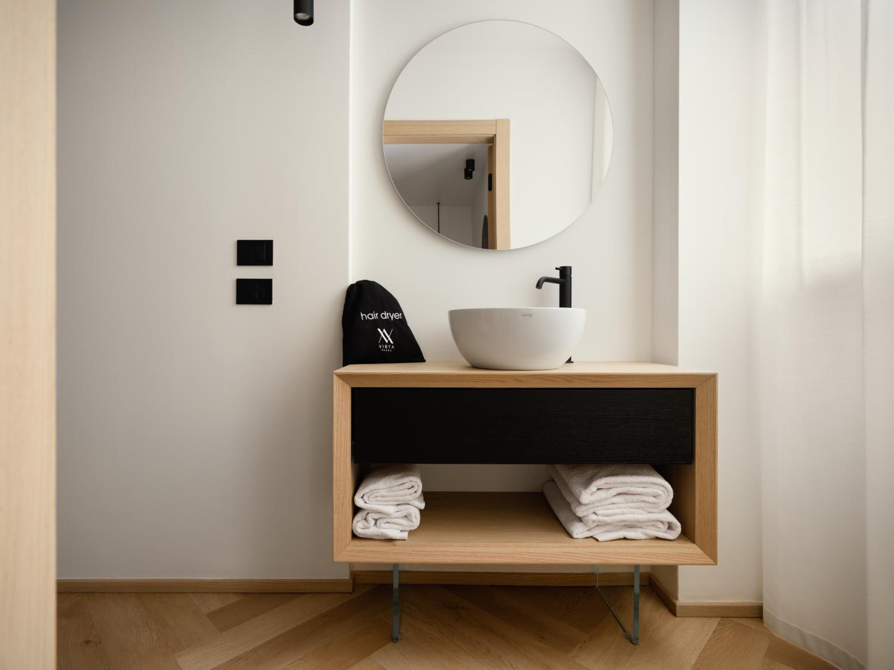 Deluxe Double Room with Balcony - Photo 8