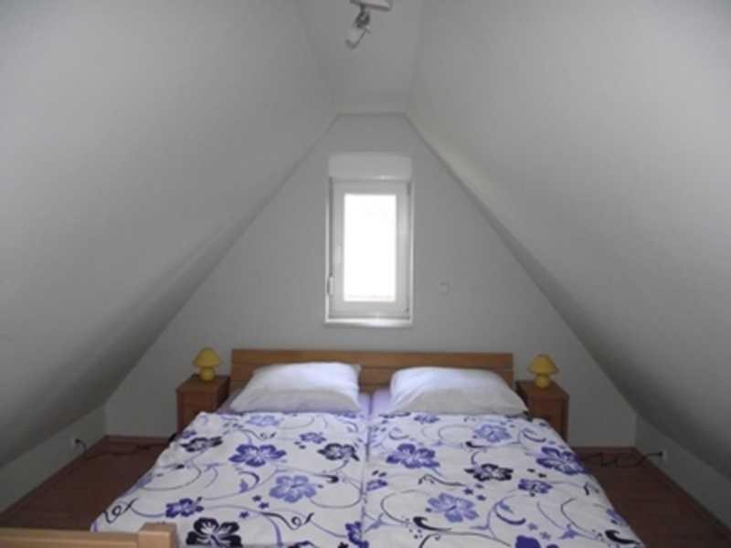 Three-Bedroom Apartment with Shower photo 2