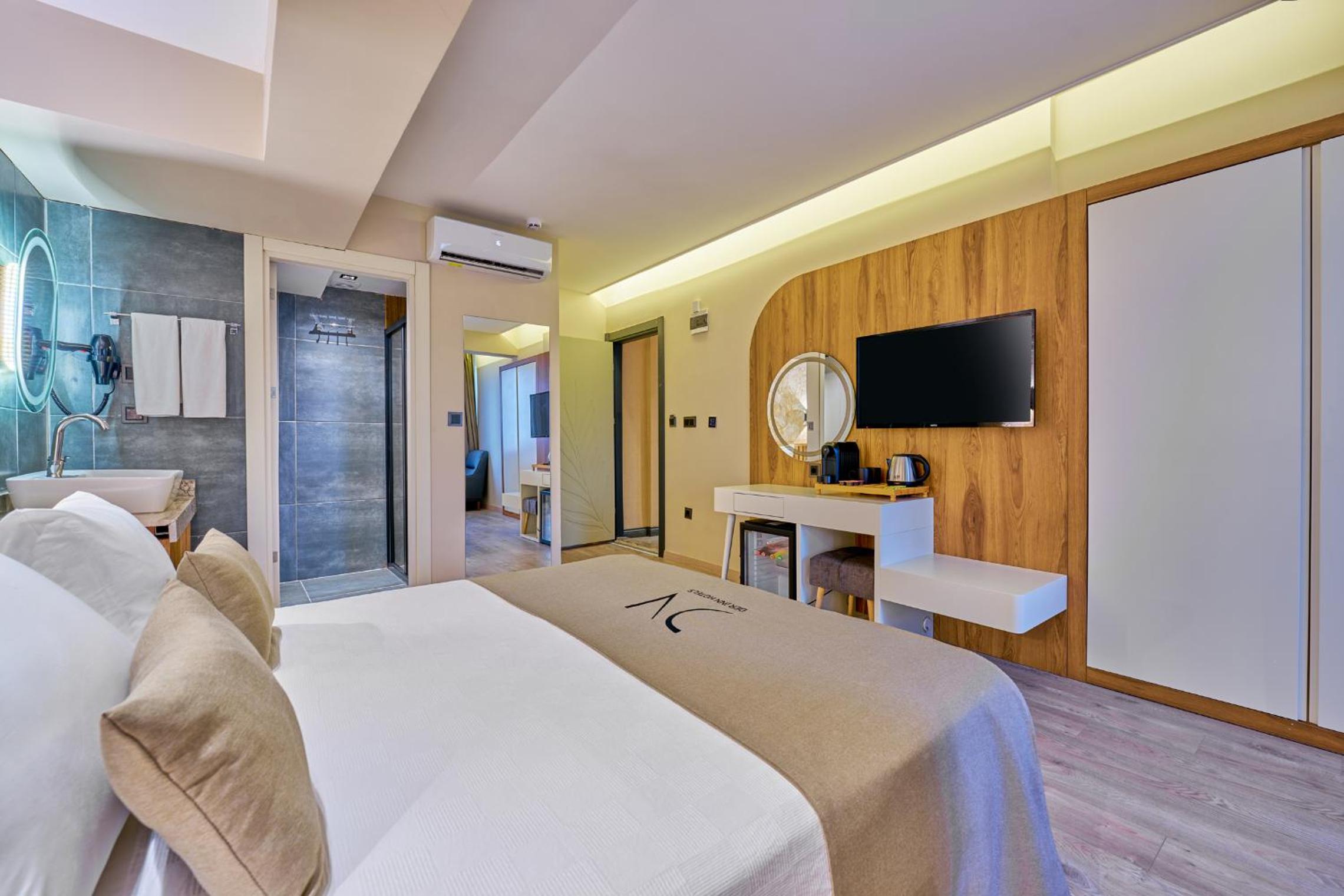 Deluxe Room thumbnail 5