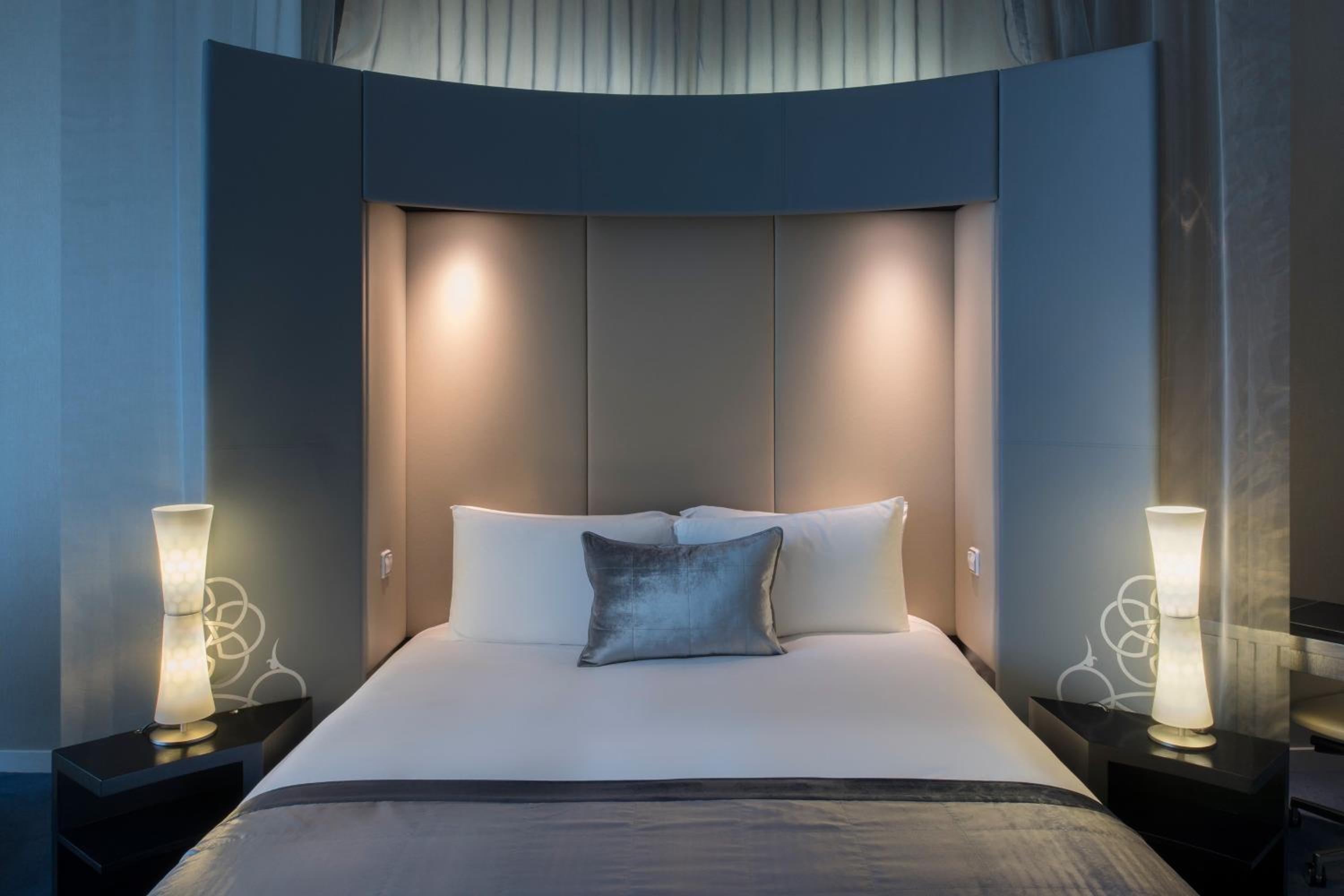 Deluxe King Room with City View - Photo 4