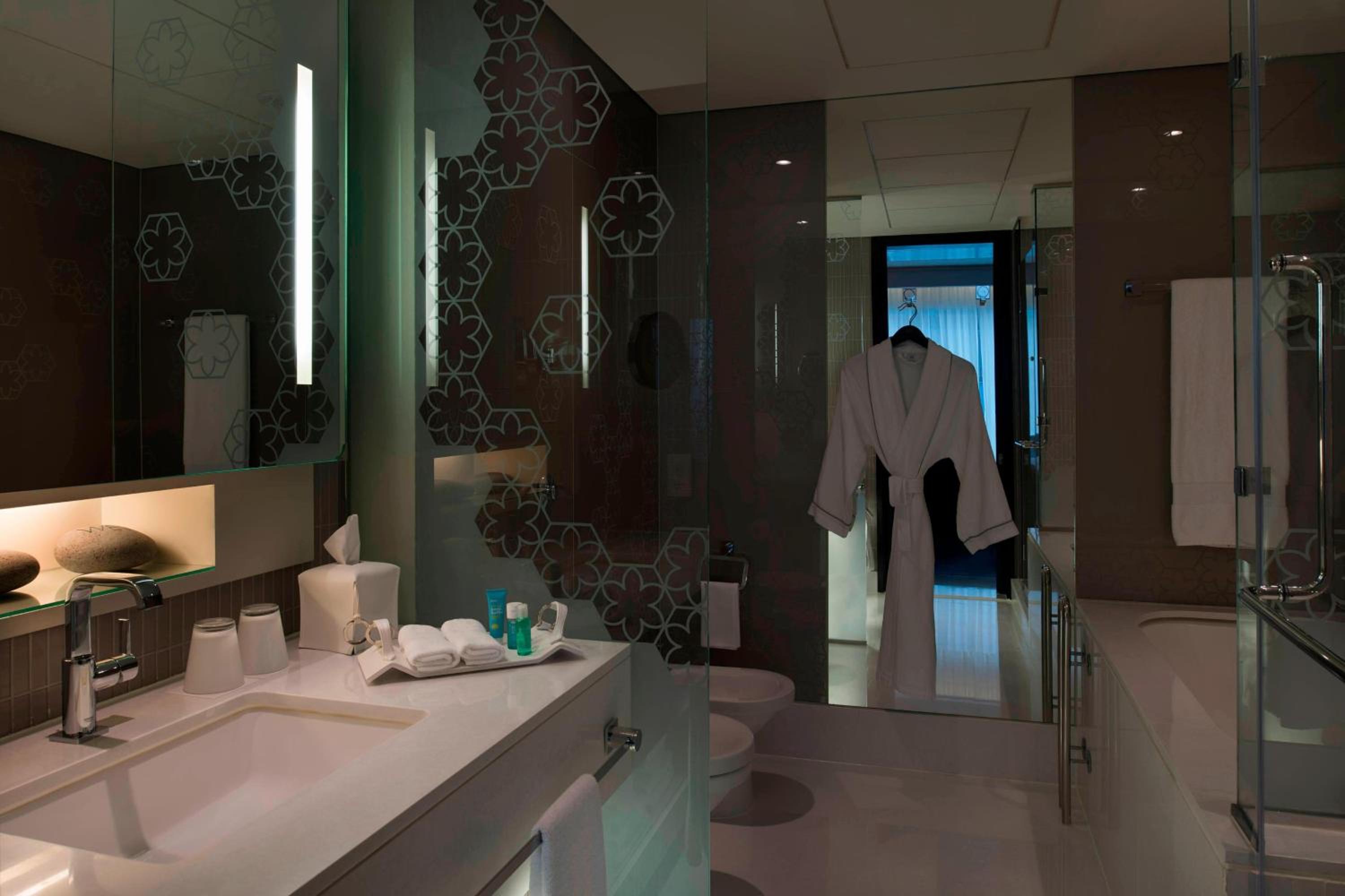 Deluxe King Room with City View - Photo 3