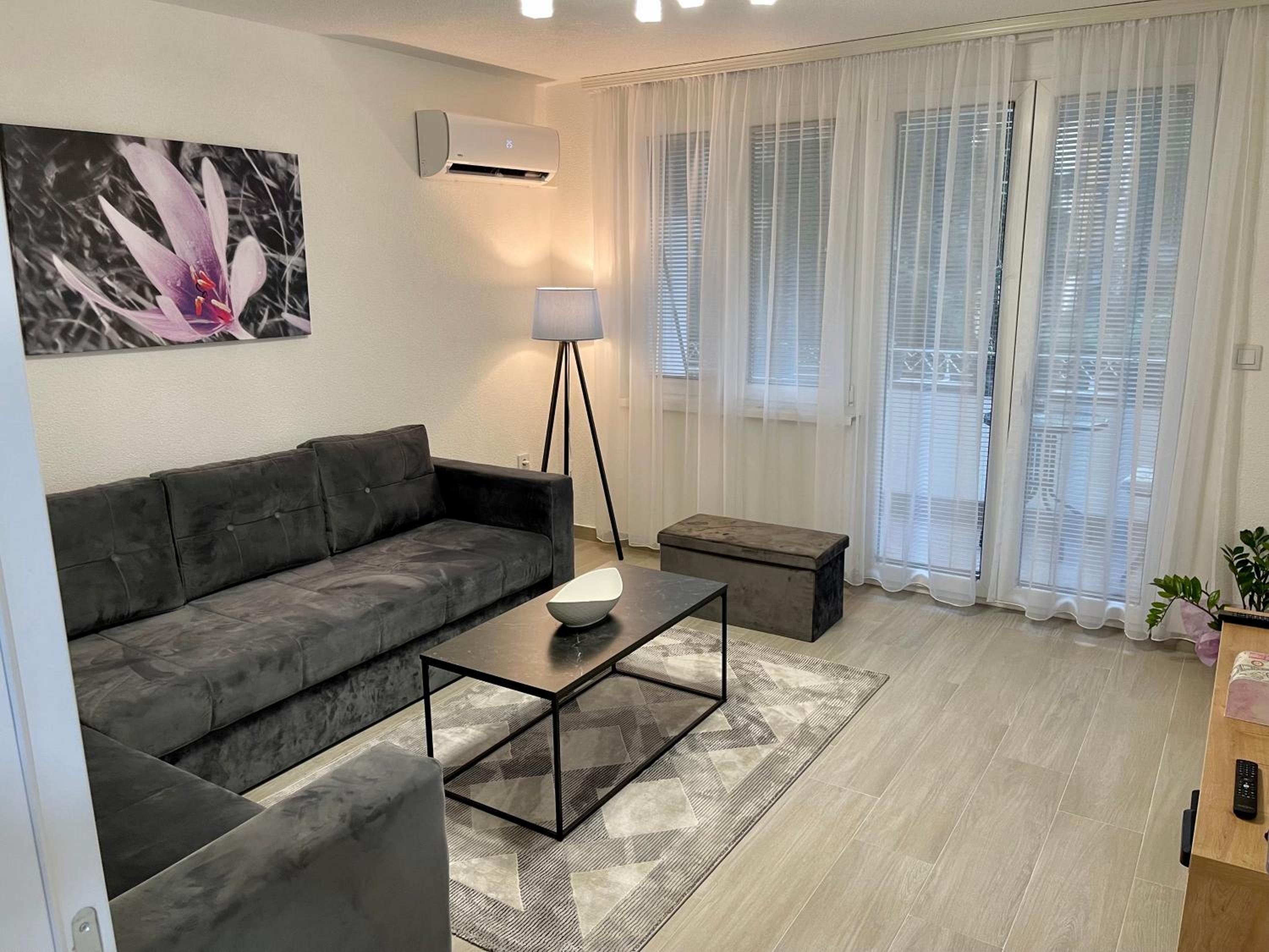One-Bedroom Apartment photo 1