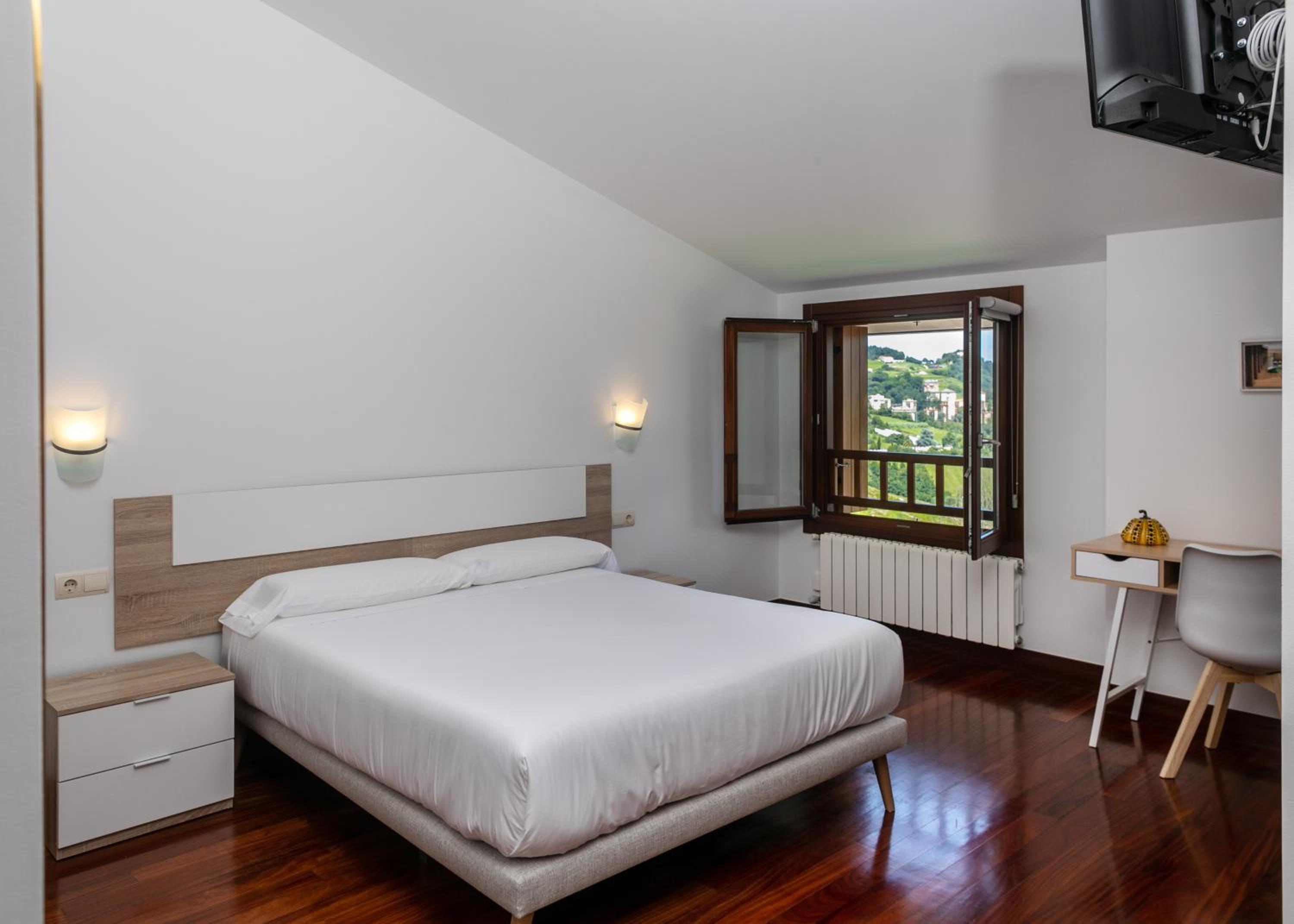 Standard Double Room - Photo 2