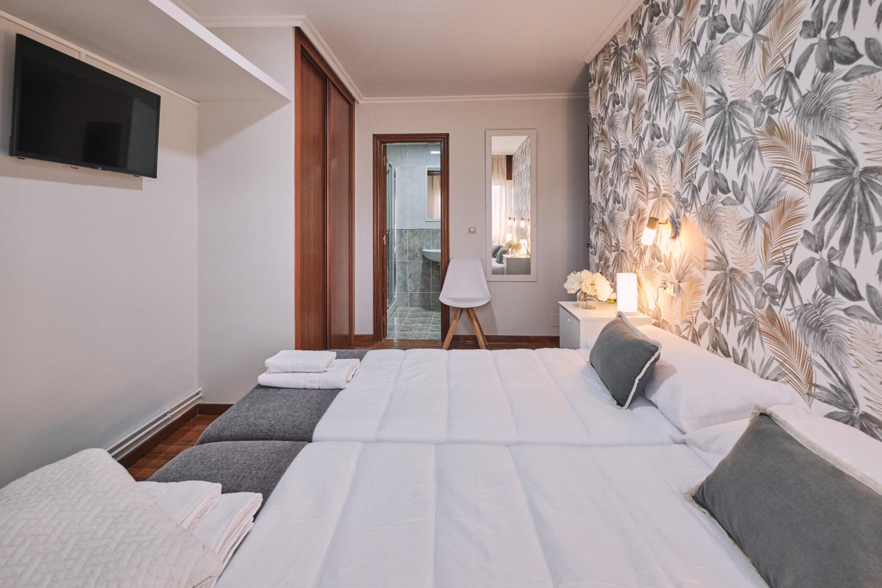 Twin Room with Private Bathroom photo 2