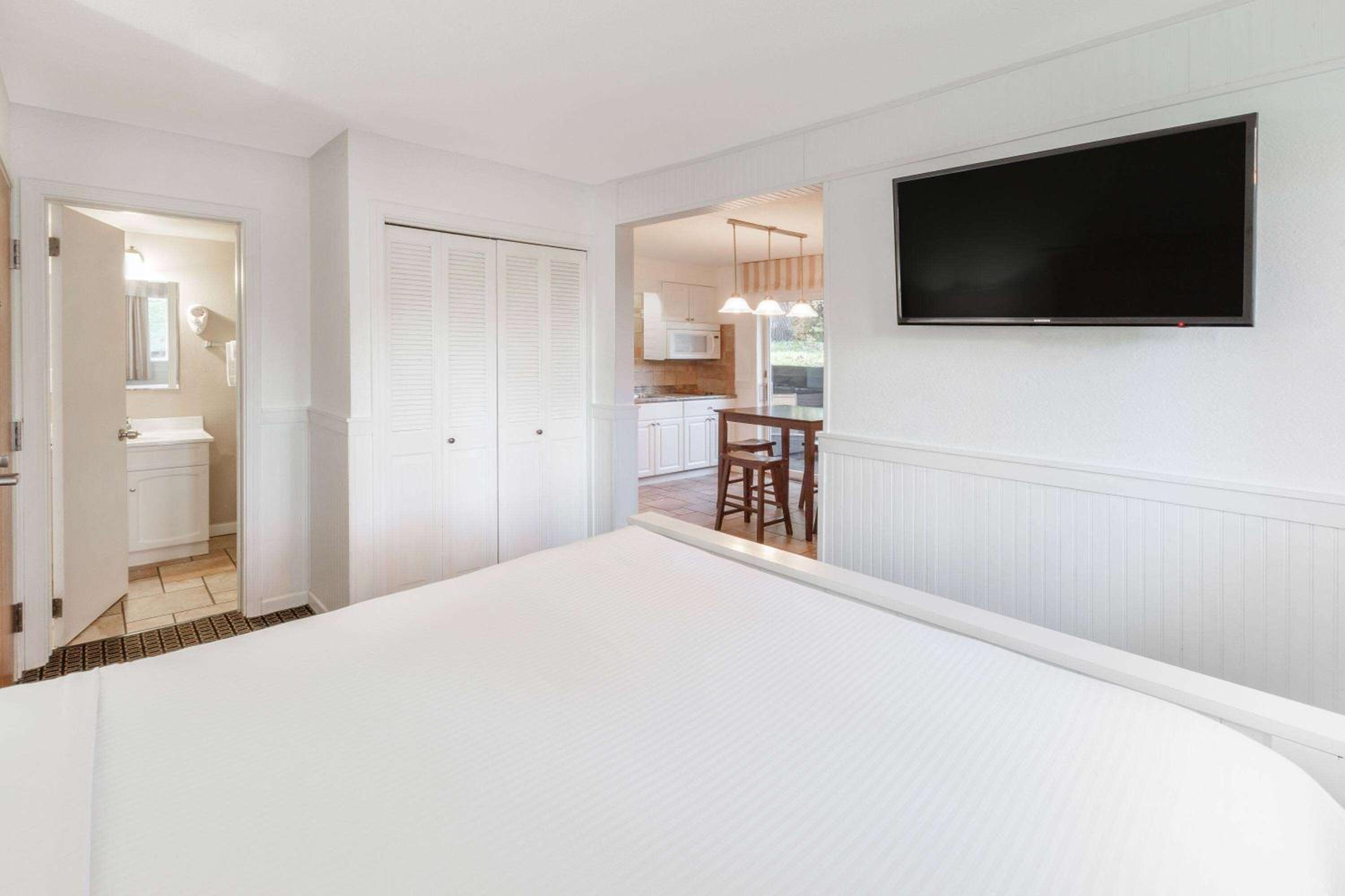 One-Bedroom Studio with Kitchenette and Patio - Non-Smoking photo 1