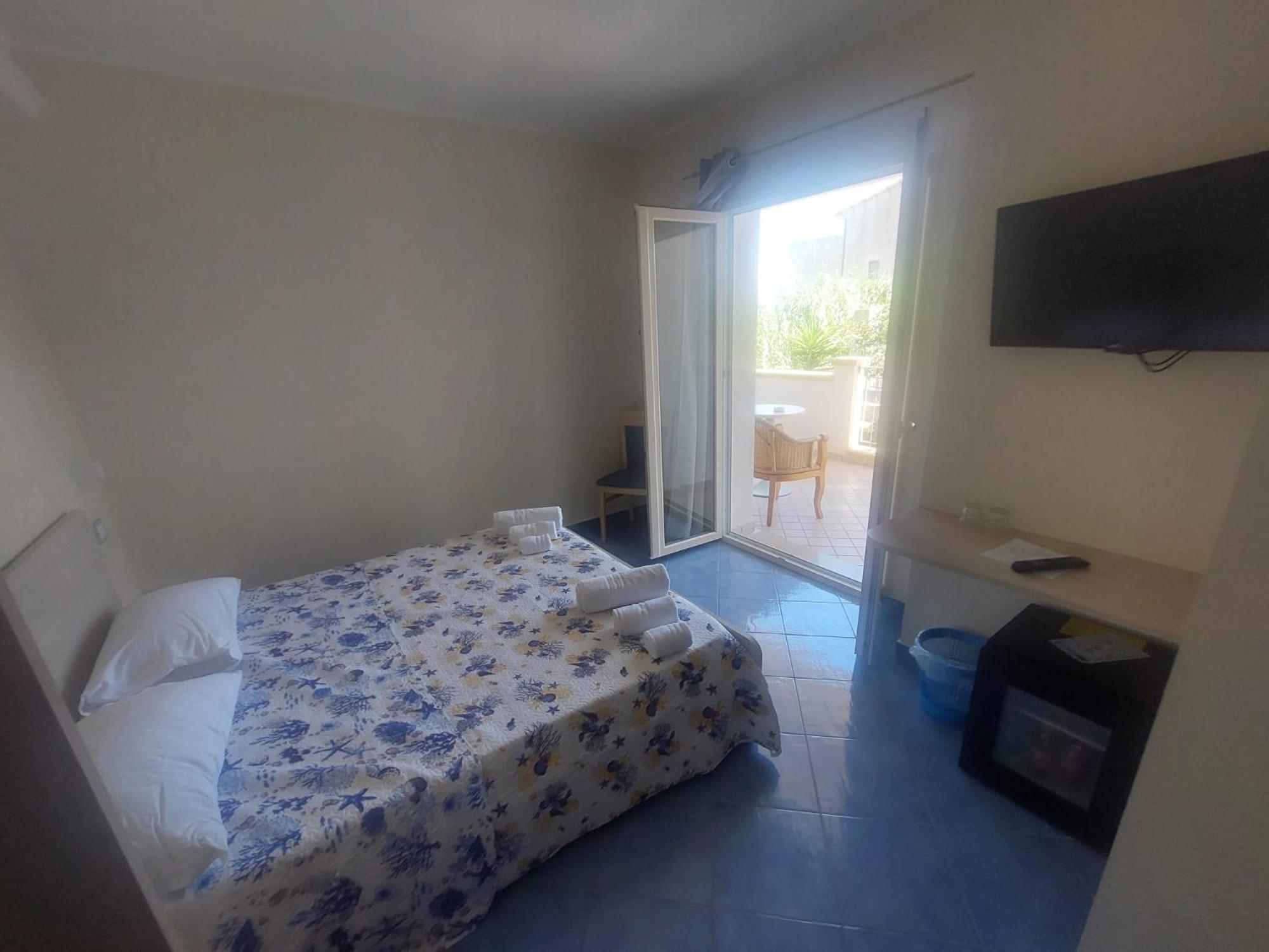 Double Room with Balcony - Photo 3